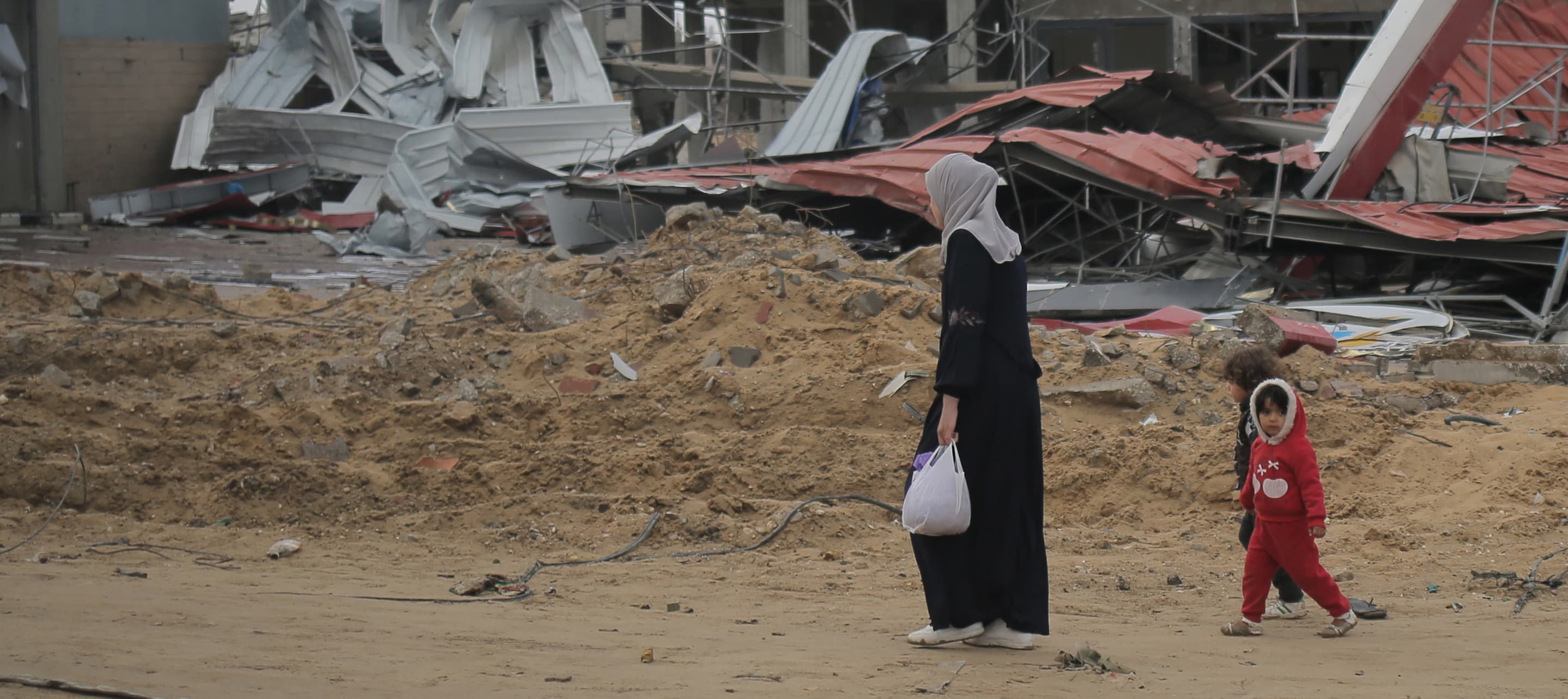 familj bland rasmassor - gaza 2024