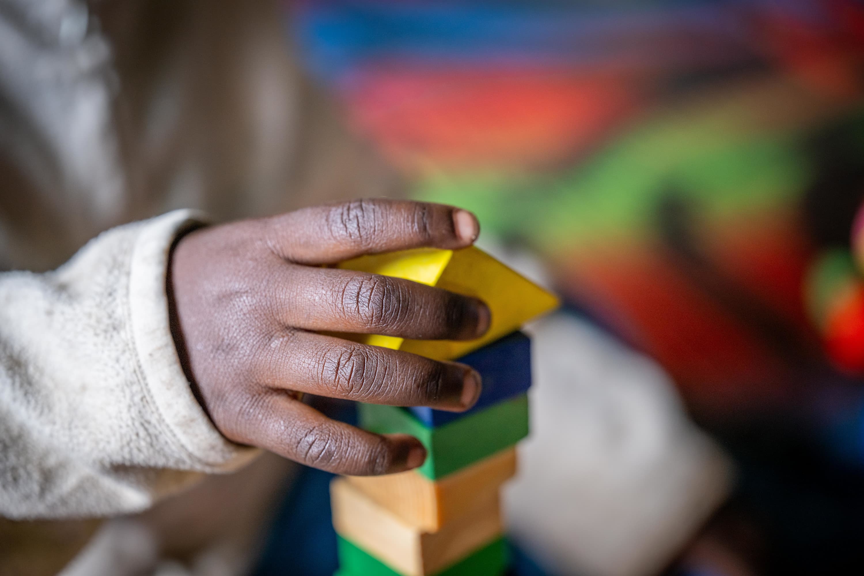 Barn leker med klossar - close up - Uganda 2025