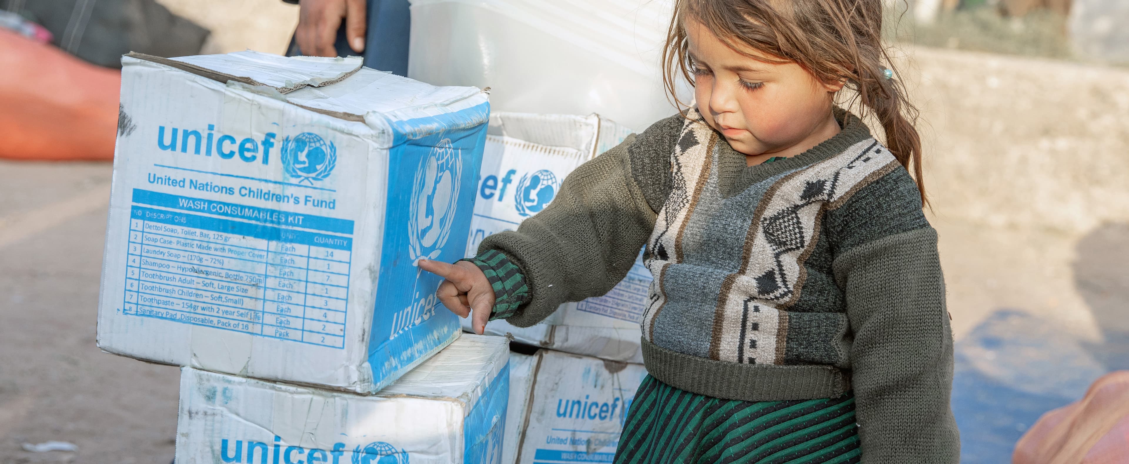 Flicka med UNICEF-leverans - Afghanistan 2023 - cropped desktop
