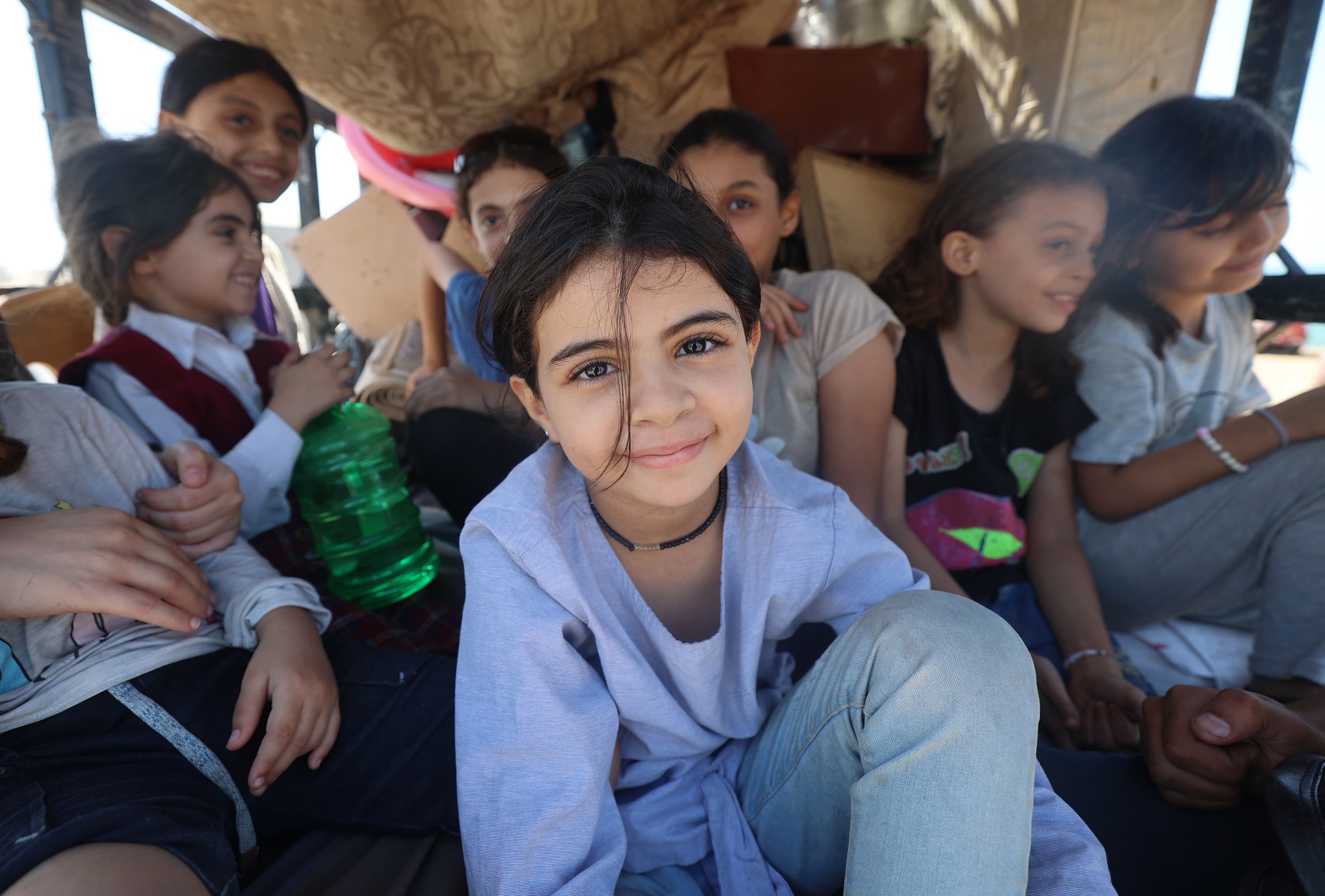 Flicka på flykt med andra barn - Gaza 2025