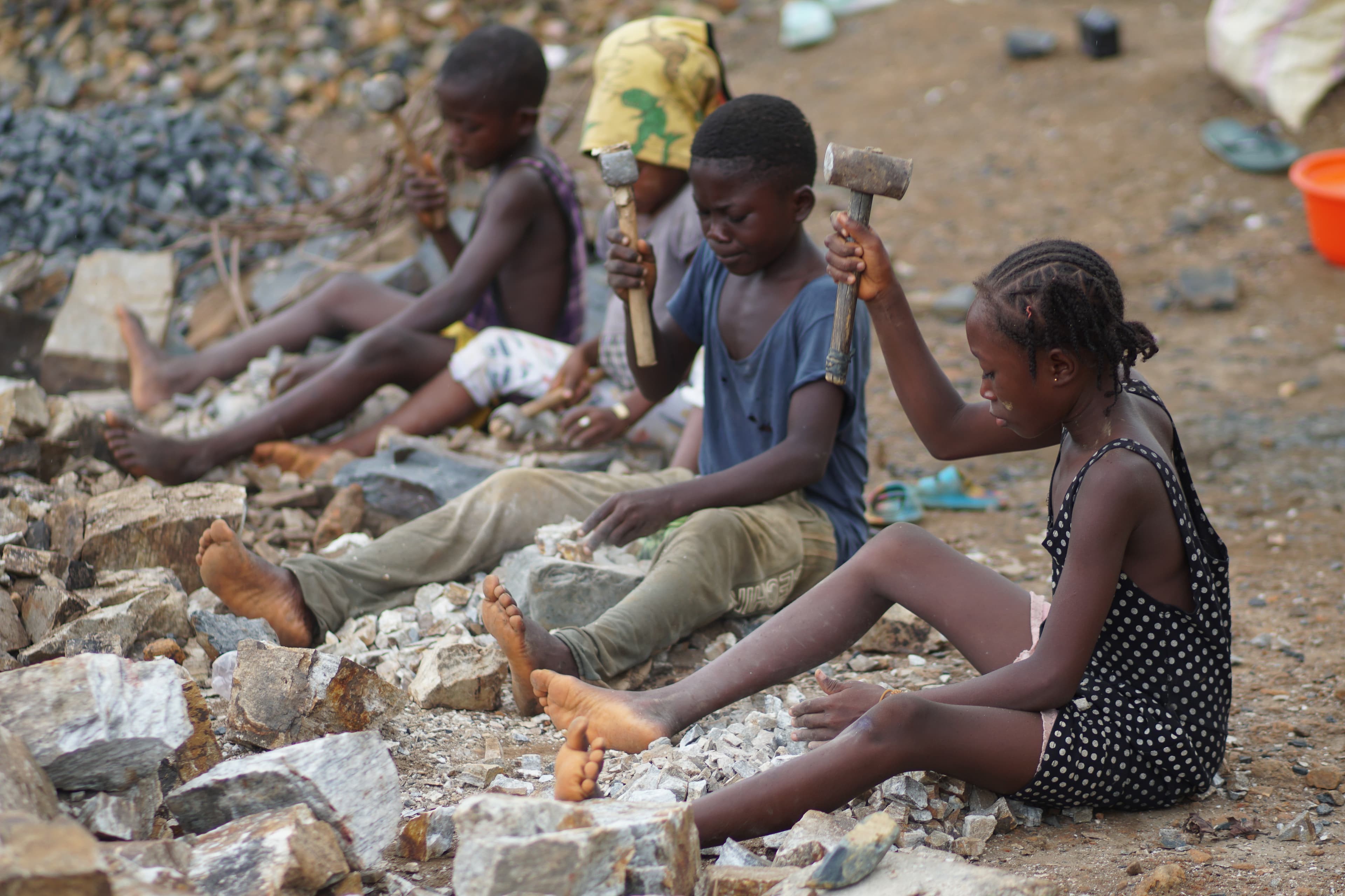 Barn arbetar vid stenbrott - Sierra Leone 2025