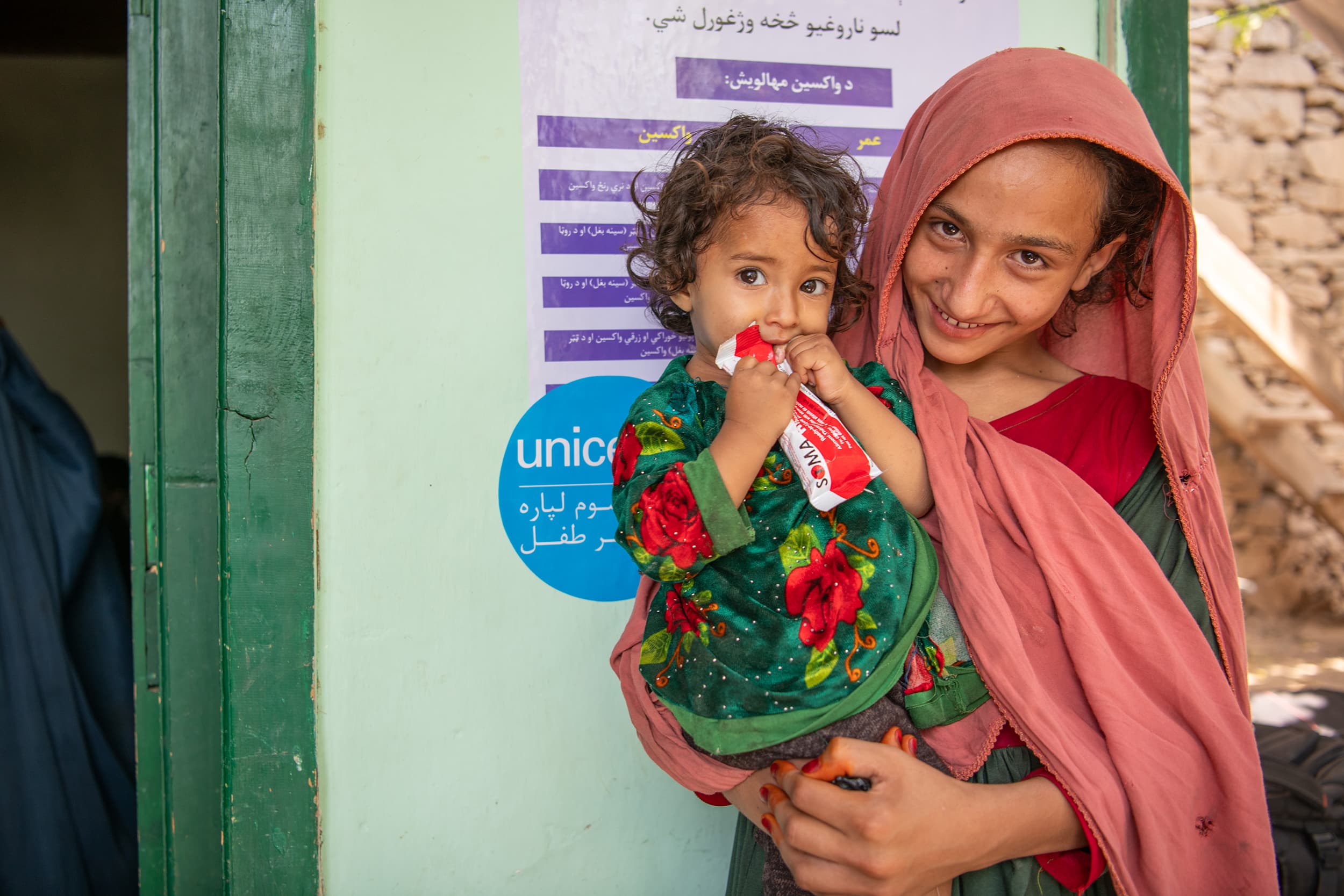 Flicka får nötkräm - RUTF - Afghanistan 2023