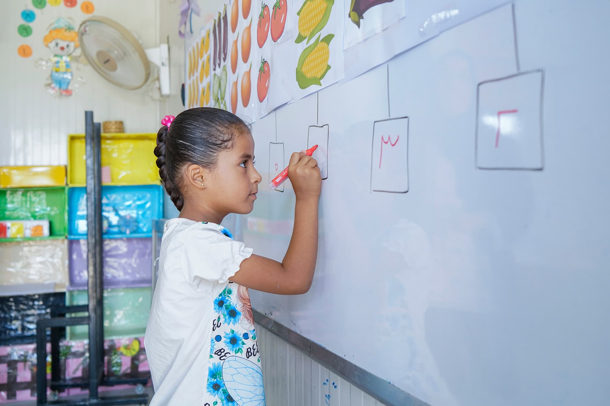 Flicka i klassrum - skola - Syrien 2024