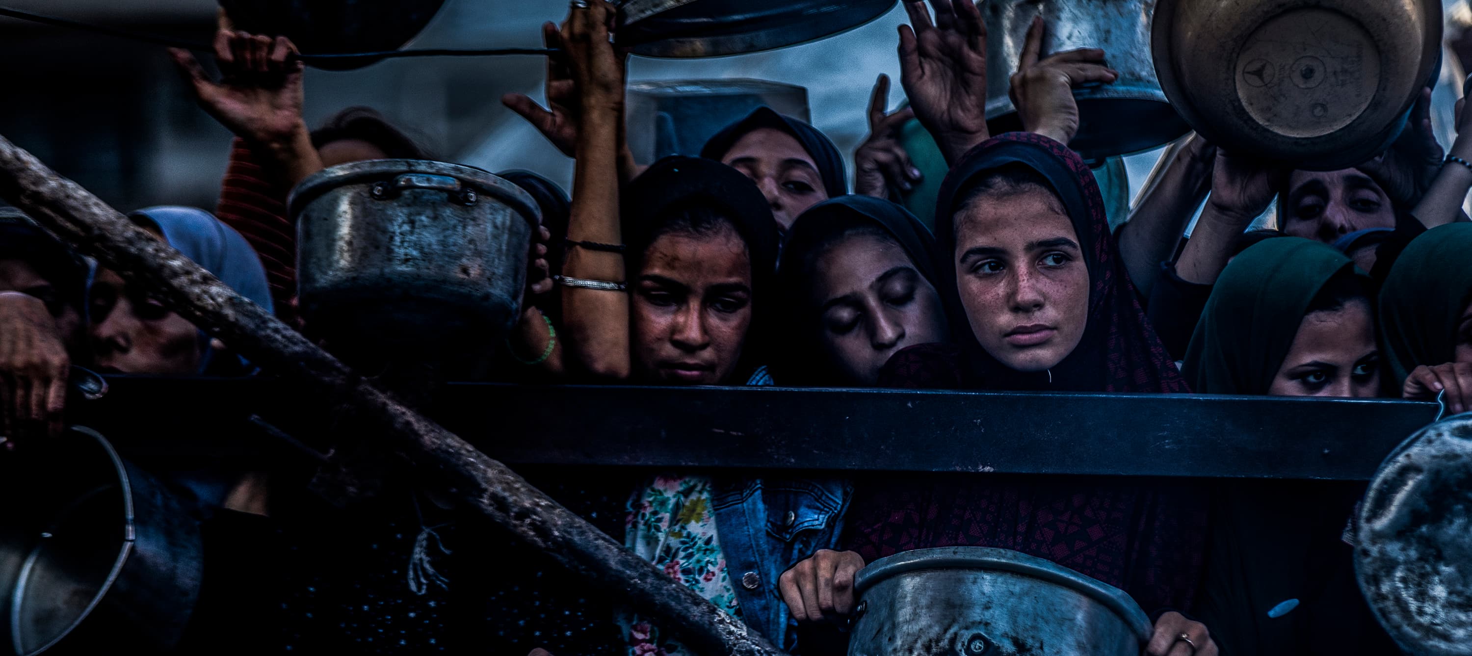 Barn i Gaza - försöker få mat - juli 2025 - cropped for desktop