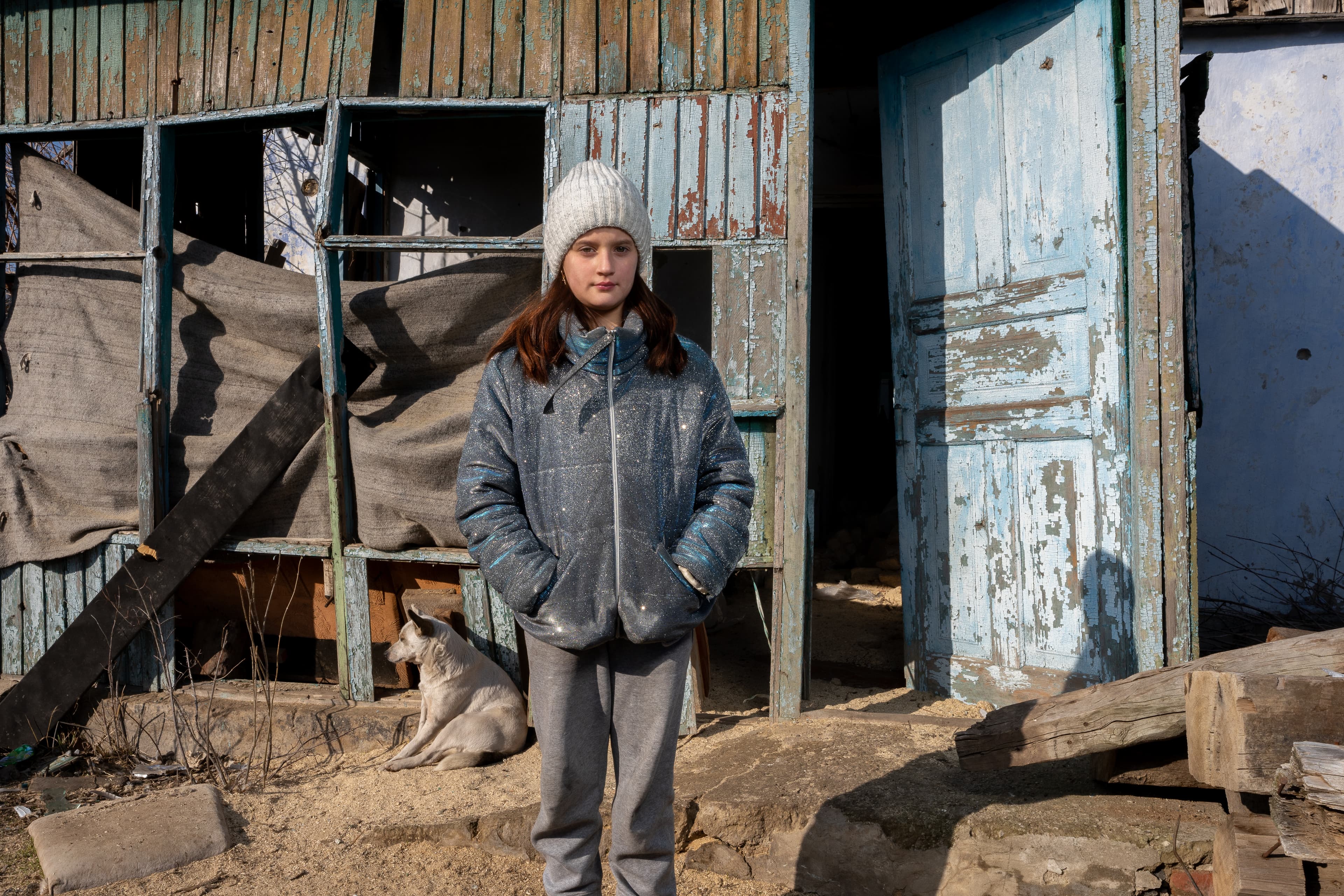 Barn framför förstört hus - Ukraina 2025 - full size