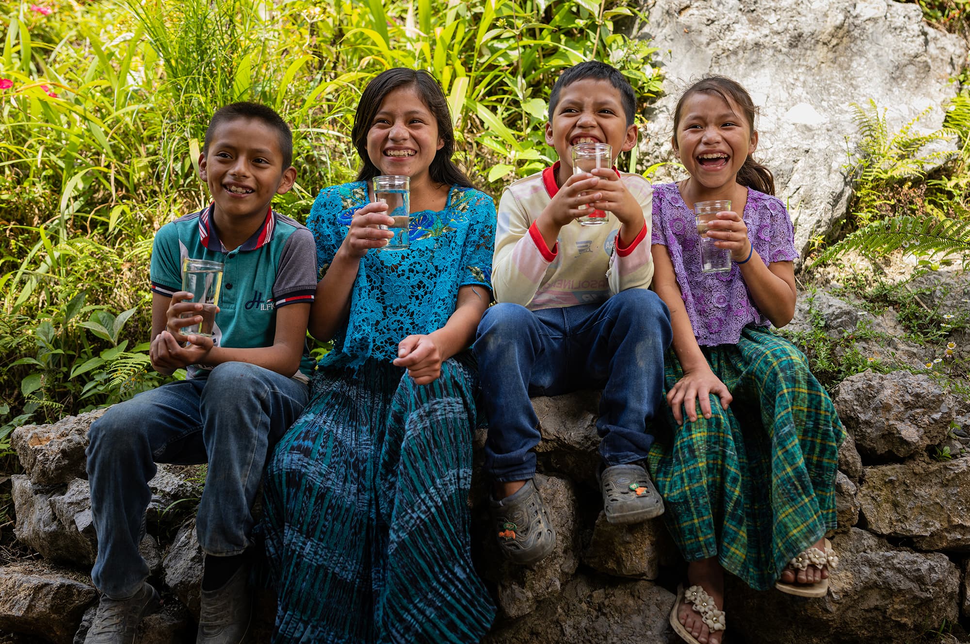 Barn dricker vatten - Guatemala 2023