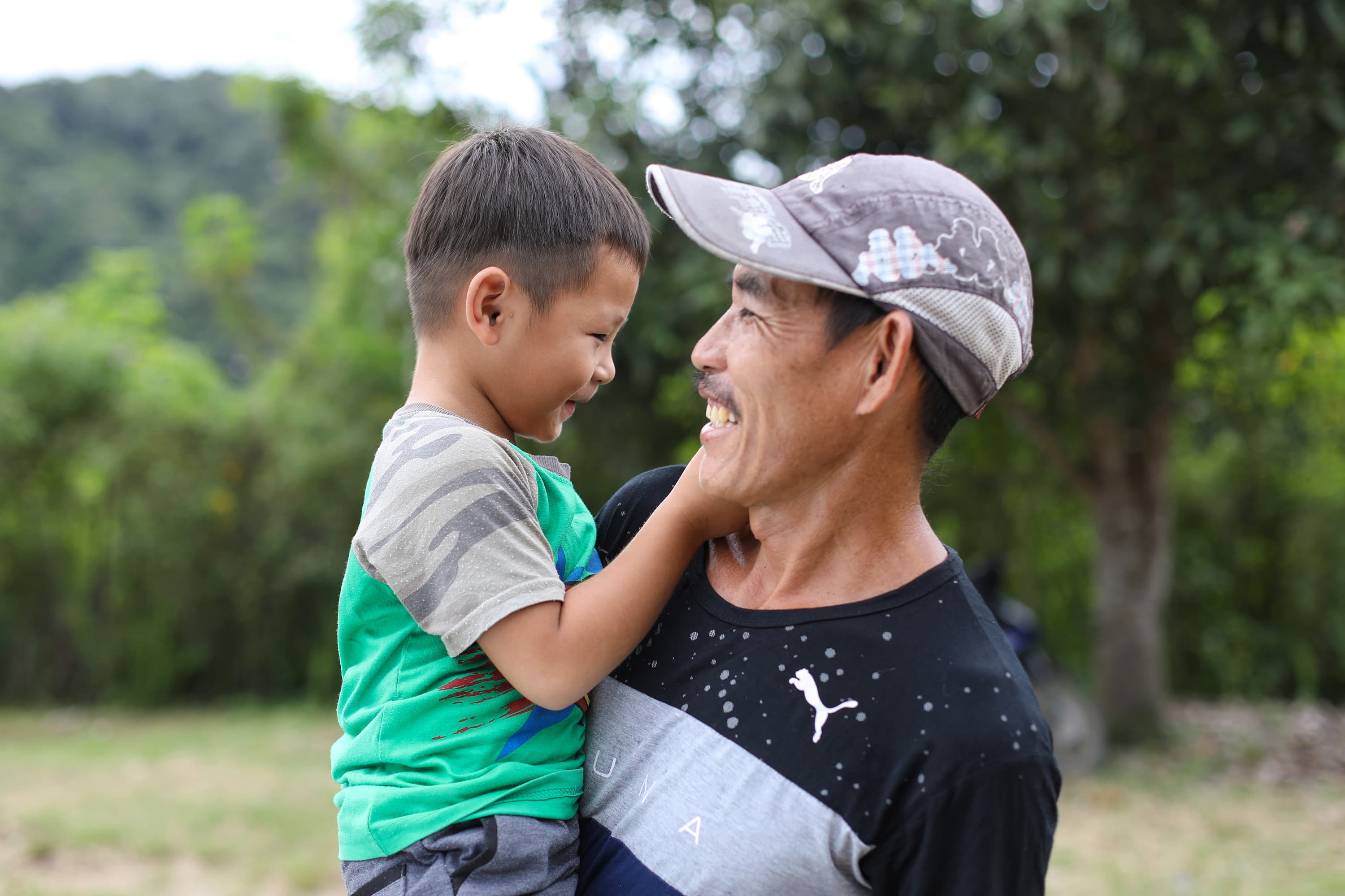 Barn i pappas famn - Malaysia 2024