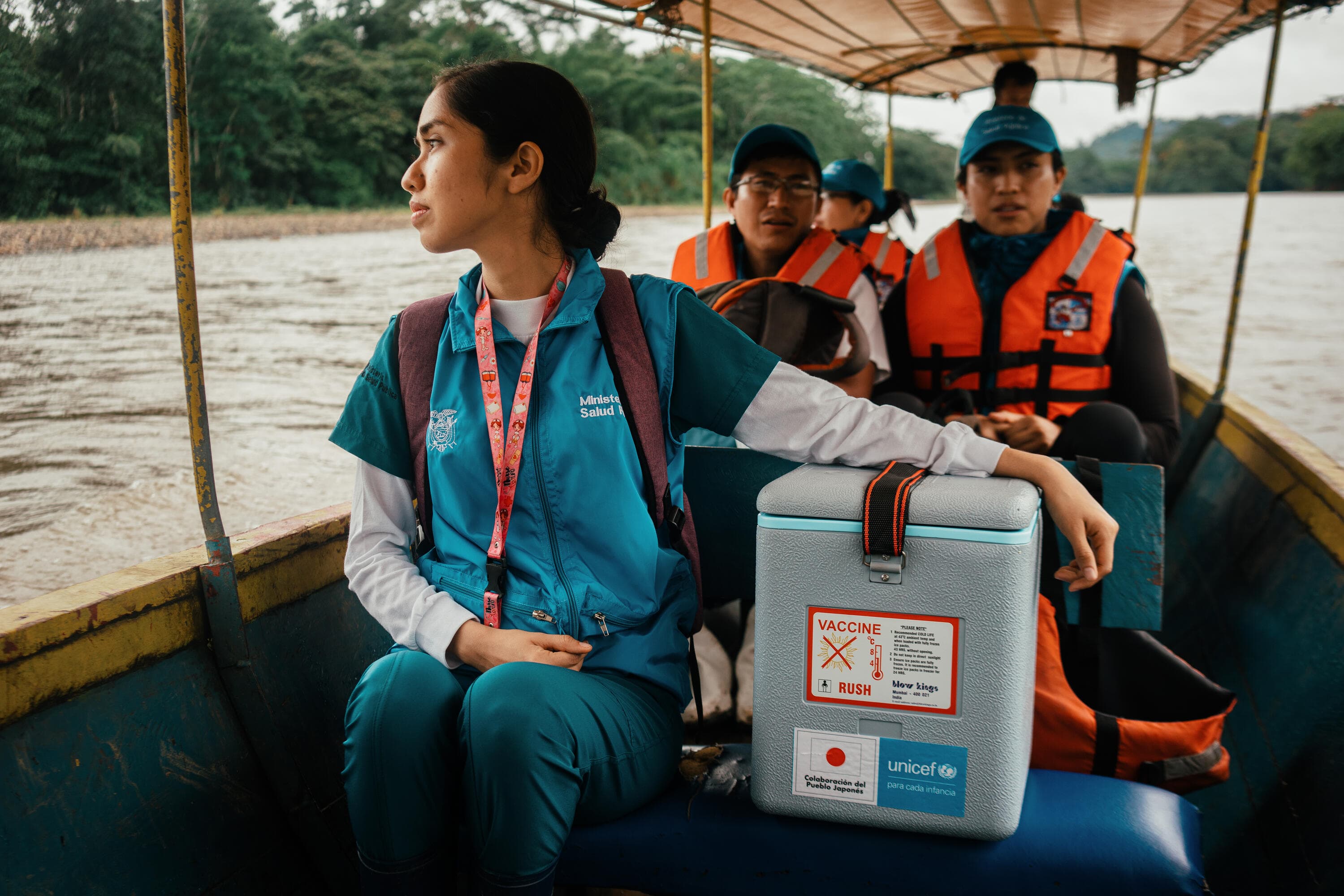 Vaccinatör med kylväska i båt – Ecuador 2023