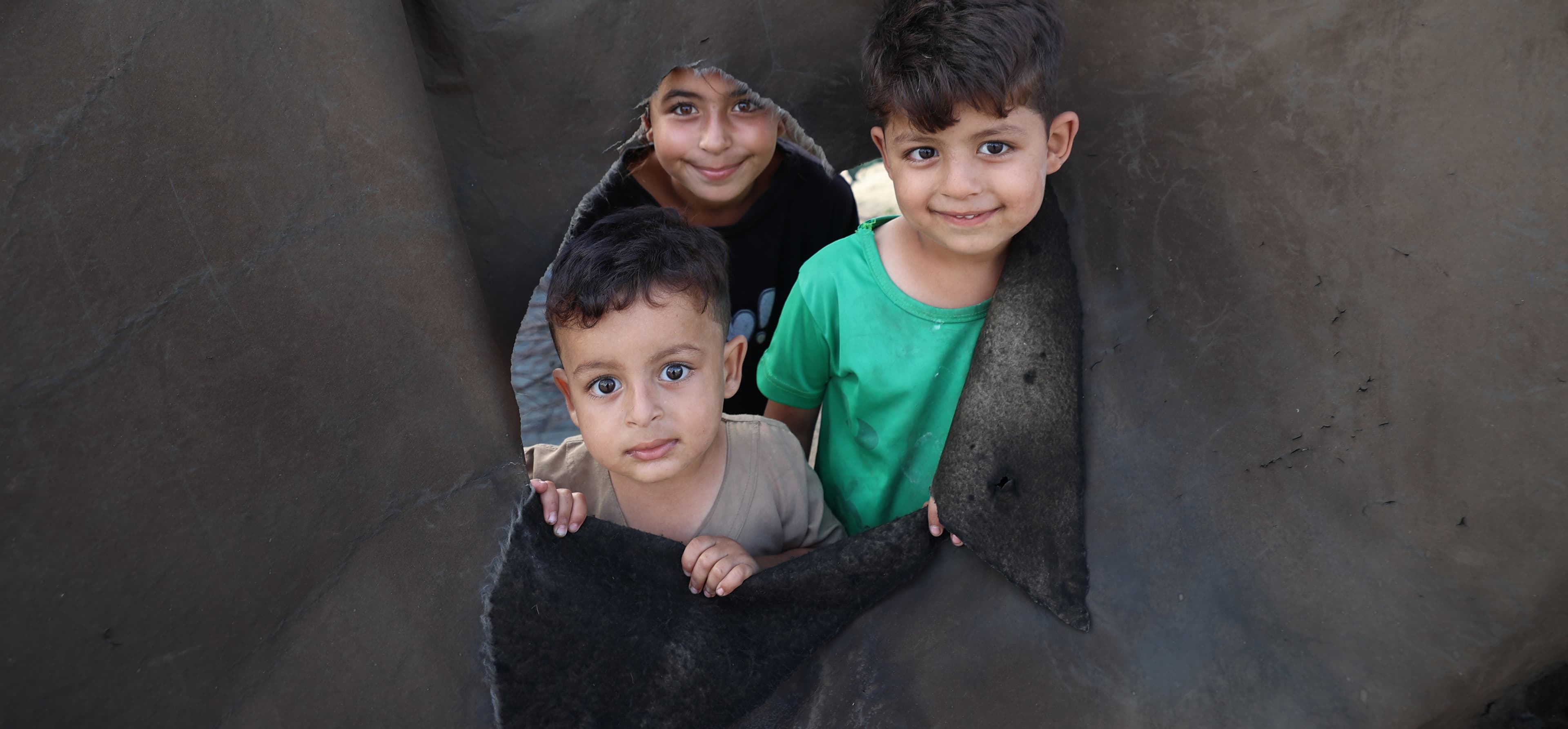 Barn som firar vapenvilan - tittar genom hål – Gaza 2025