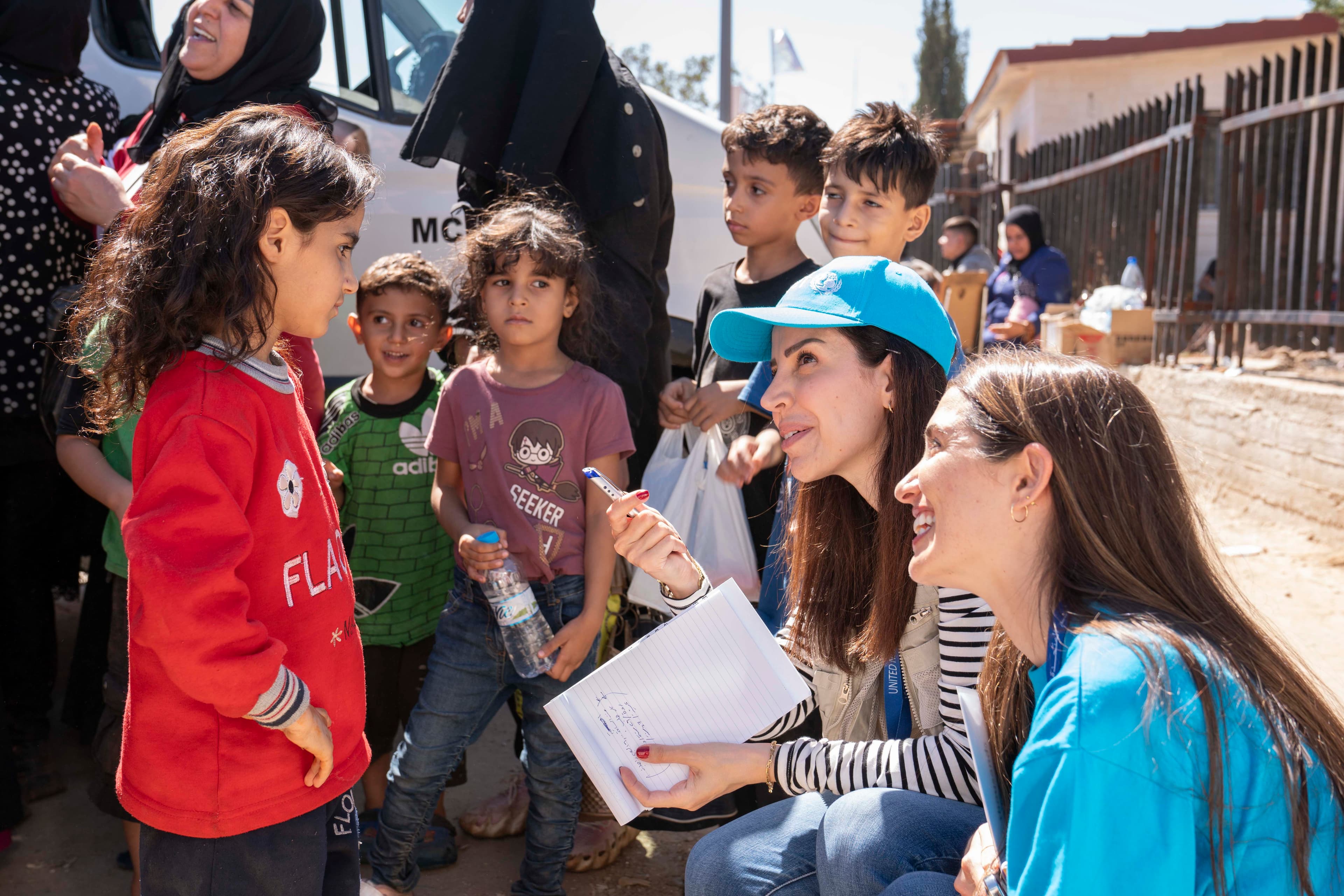 UNICEF vid syriska gränsen - personal pratar med barn - Libanon 2024