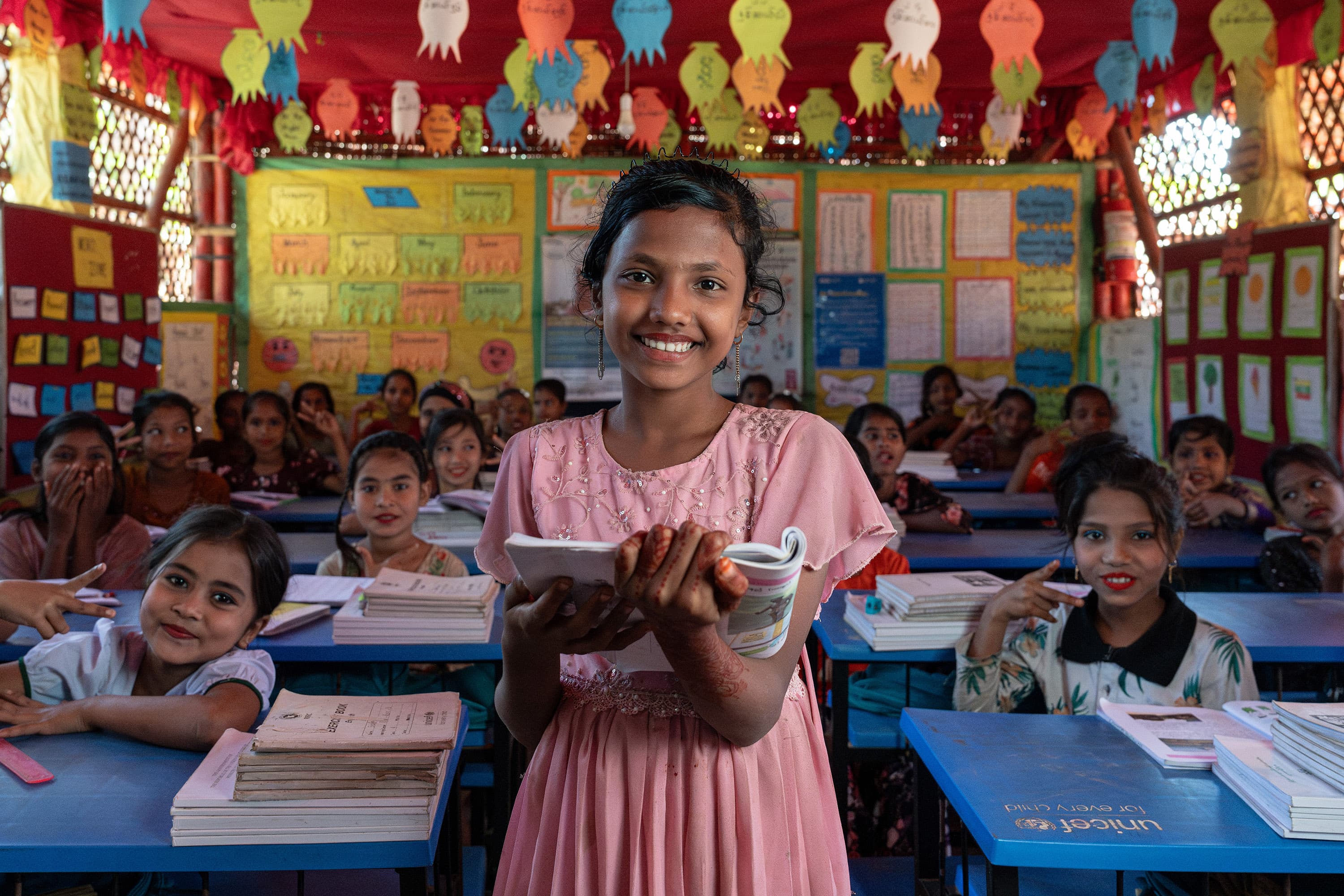 Glada skolbarn - i klassrum - Bangladesh 2025