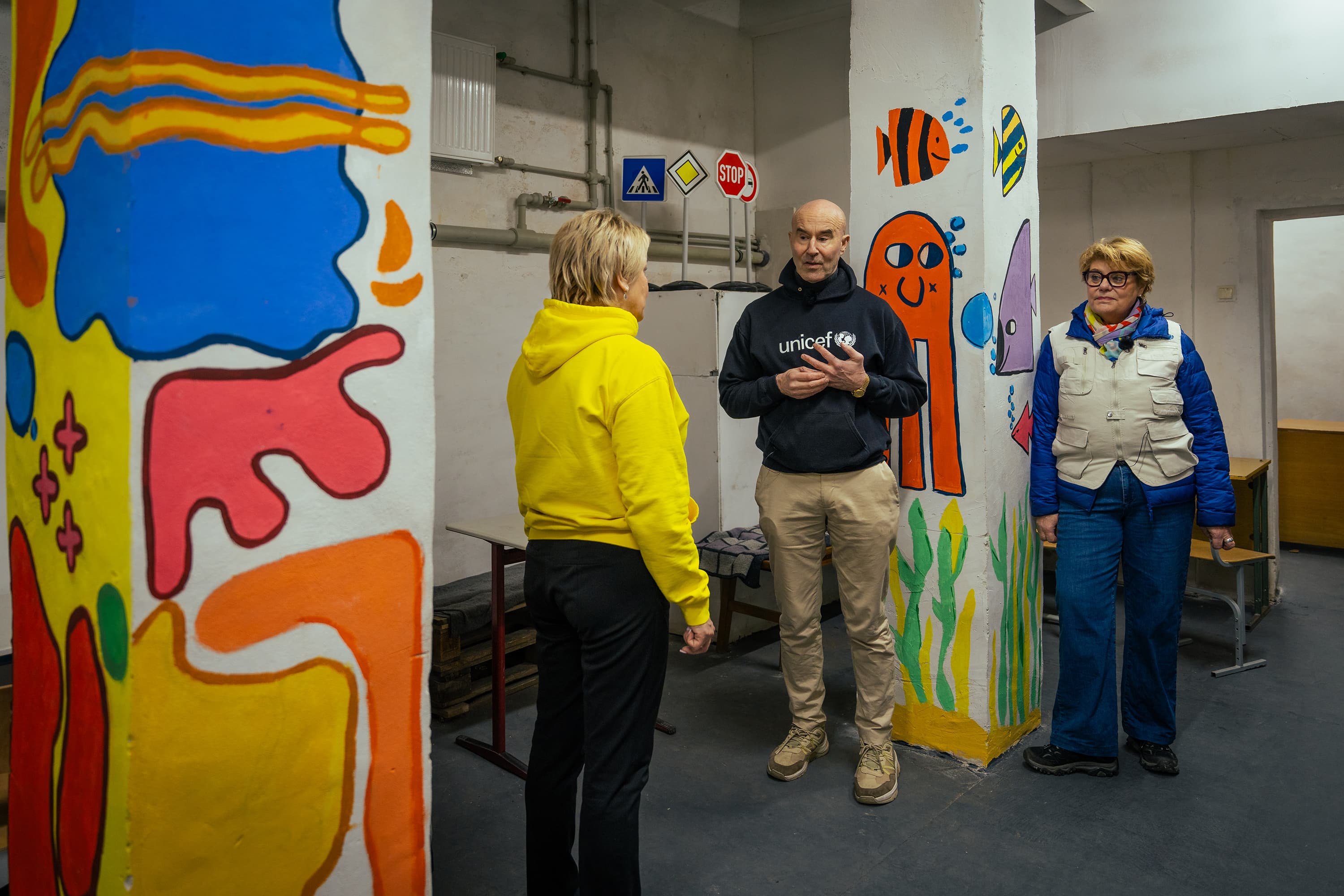 Mark Levengood och Lotta Sylwander - besök på skola - Ukraina 2025