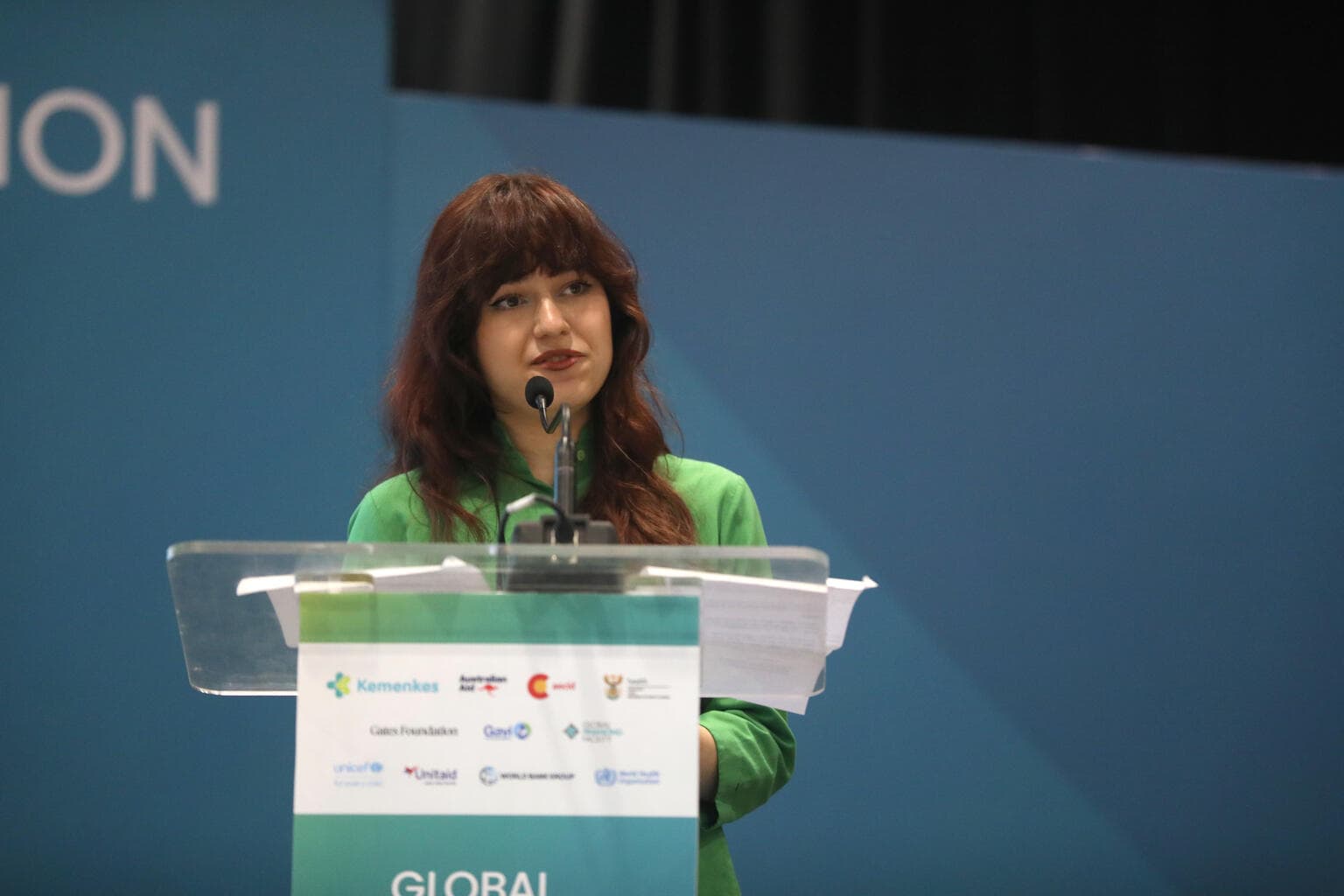 Ung ambassadör från Rumänien framför podium – Indonesien 2025