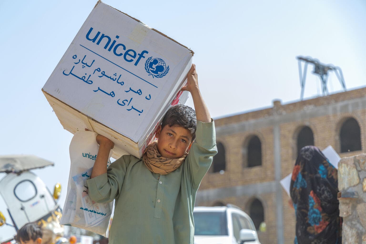 Barn med UNICEF-paket - Afghanistan 2025