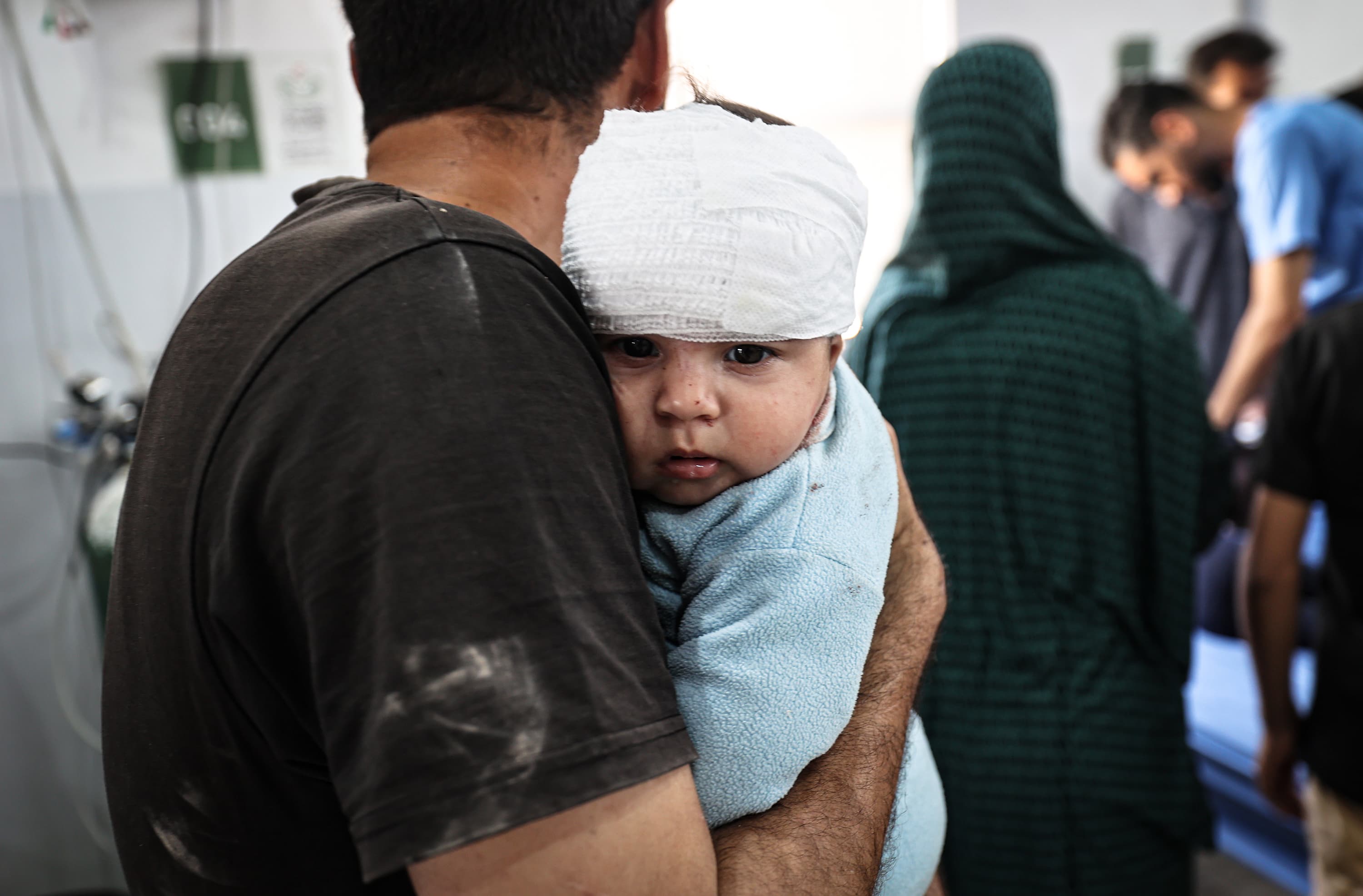 Barn i vuxens famn - sjukhus - Gaza 2025