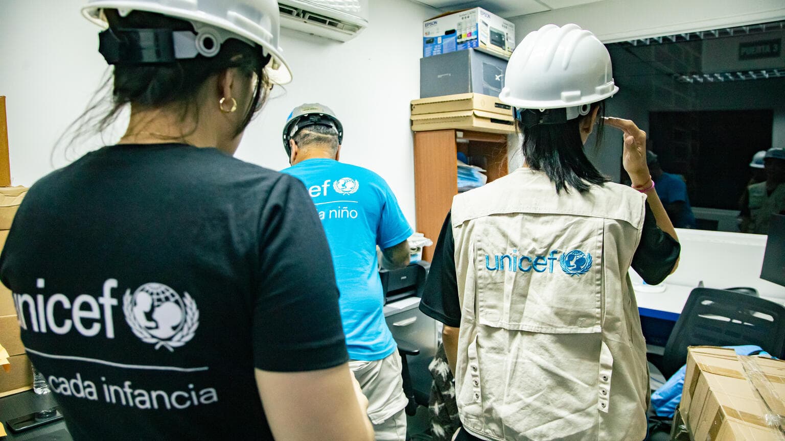UNICEF-personal i bygghjälmar – Venezuela 2026