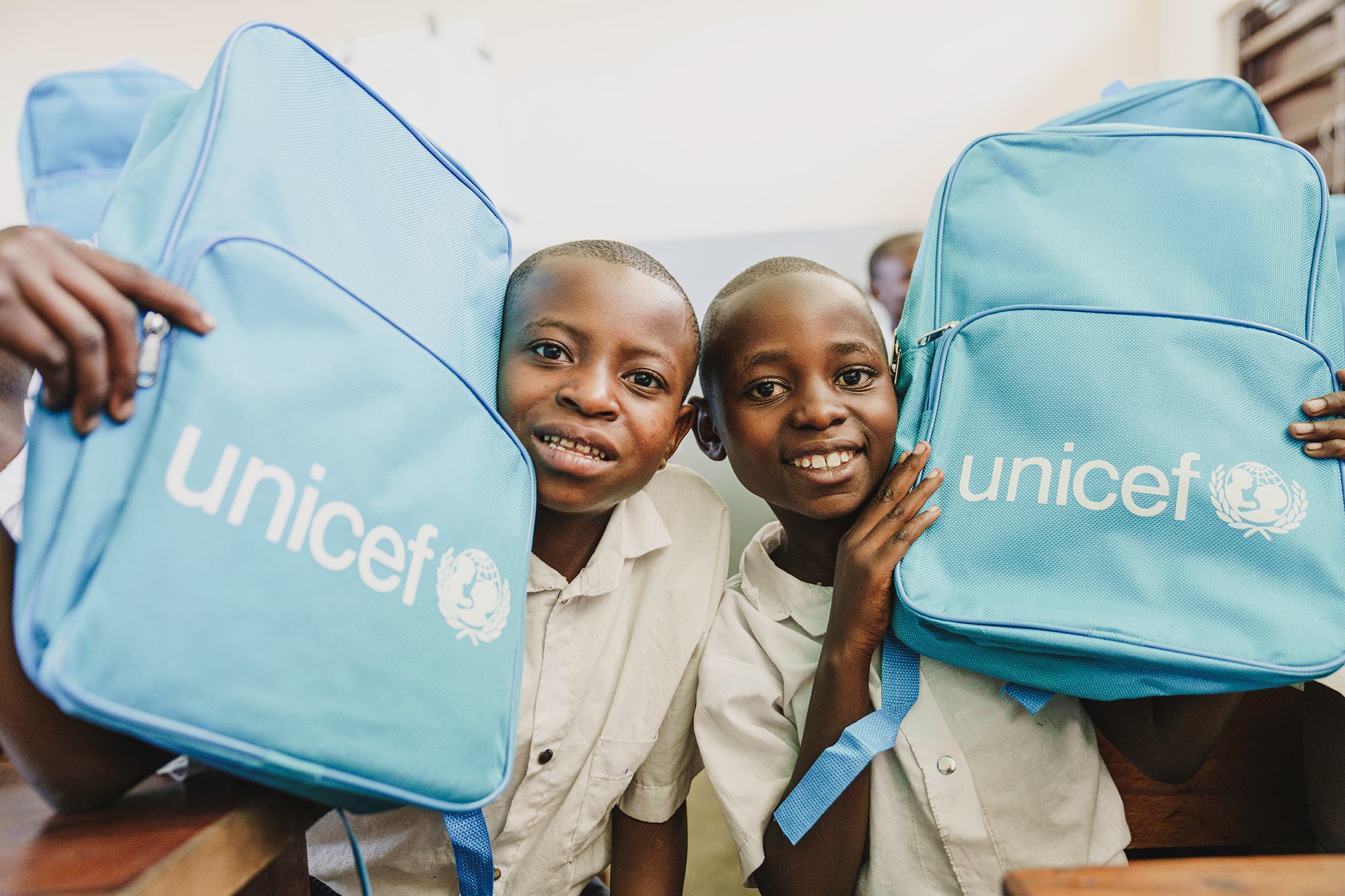 Pojkar med UNICEF-ryggsäck - DR Kongo 2025