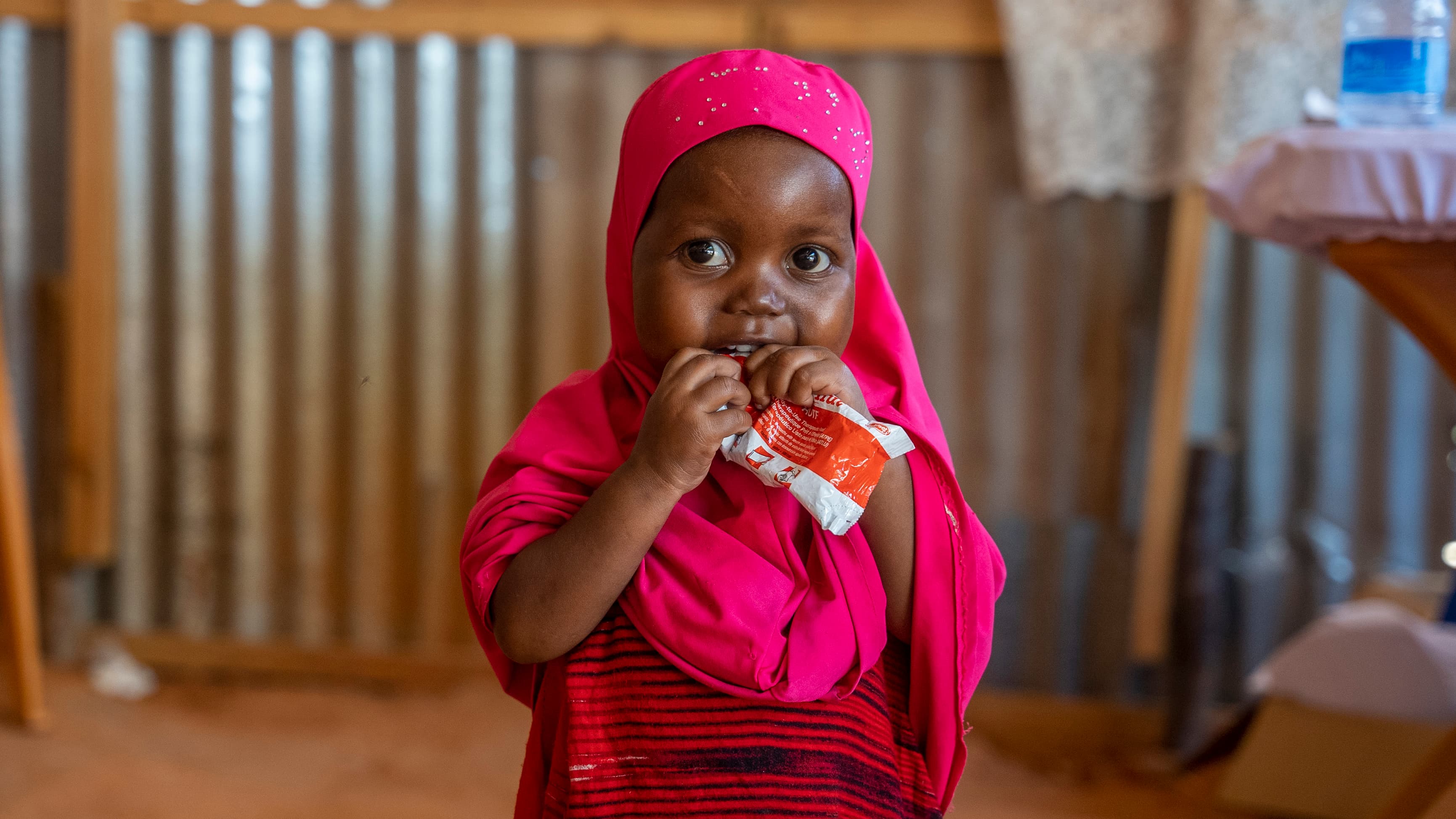 Barn med nötkräm - Somalia 2023 - cropped mobile