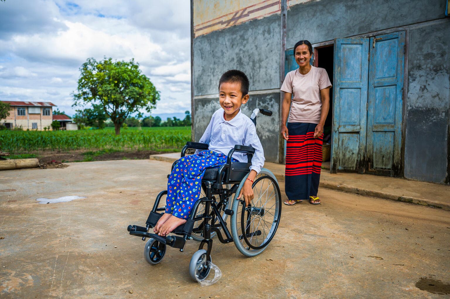 Glatt barn i rullstol – Myanmar 2025