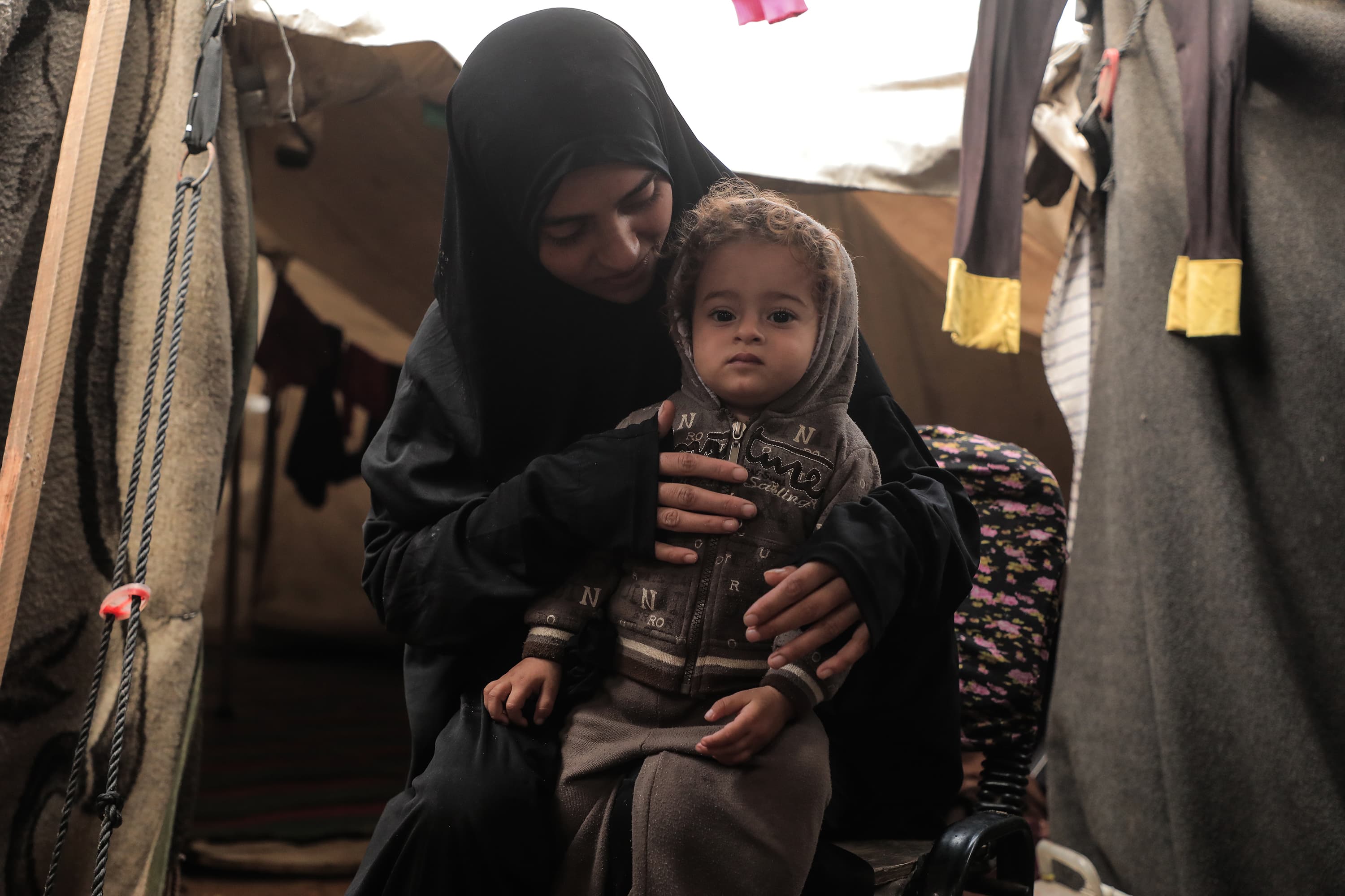 Barn i mammas famn - vinter - Gaza 2025