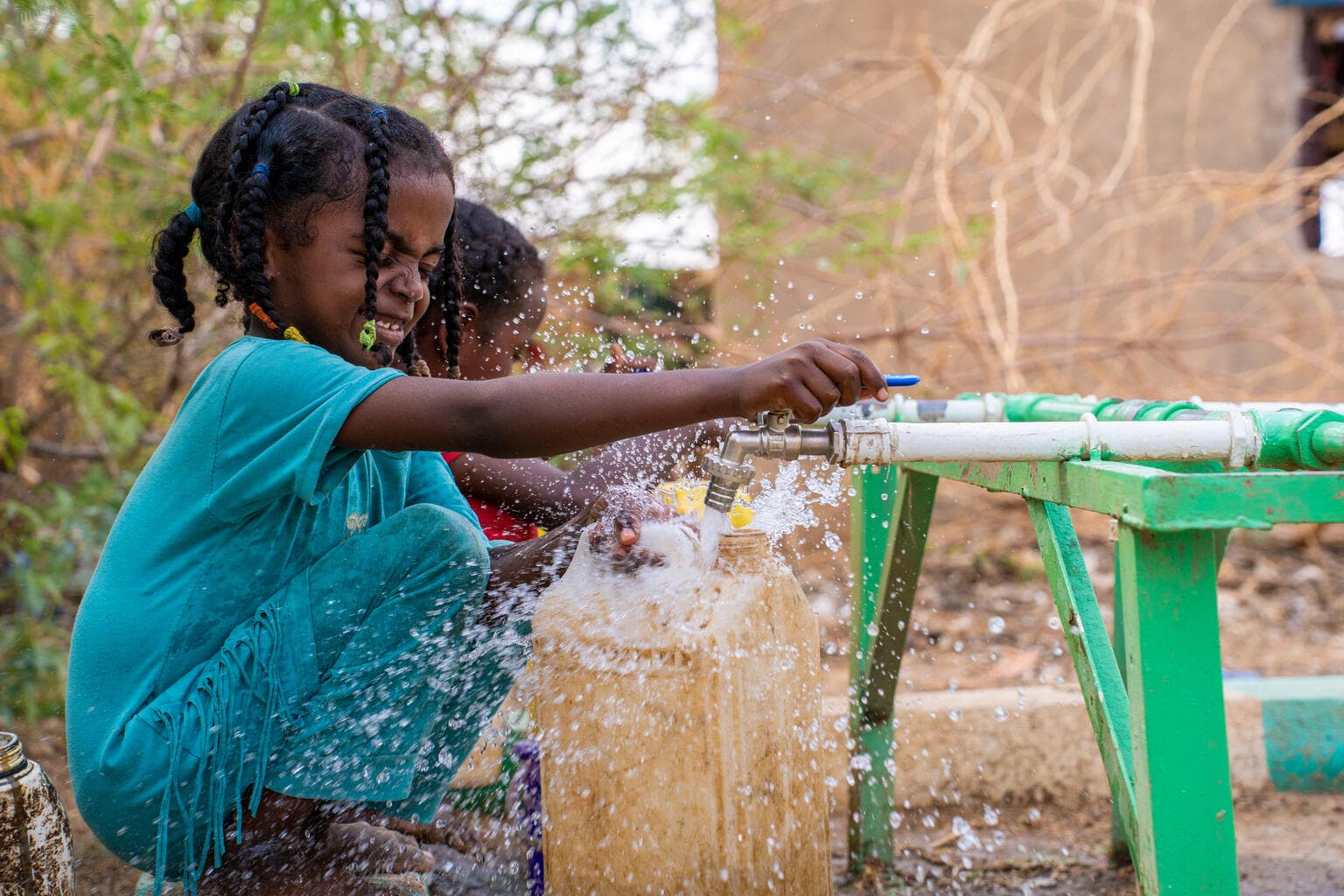 Flicka hämtar vatten – Sudan 2025