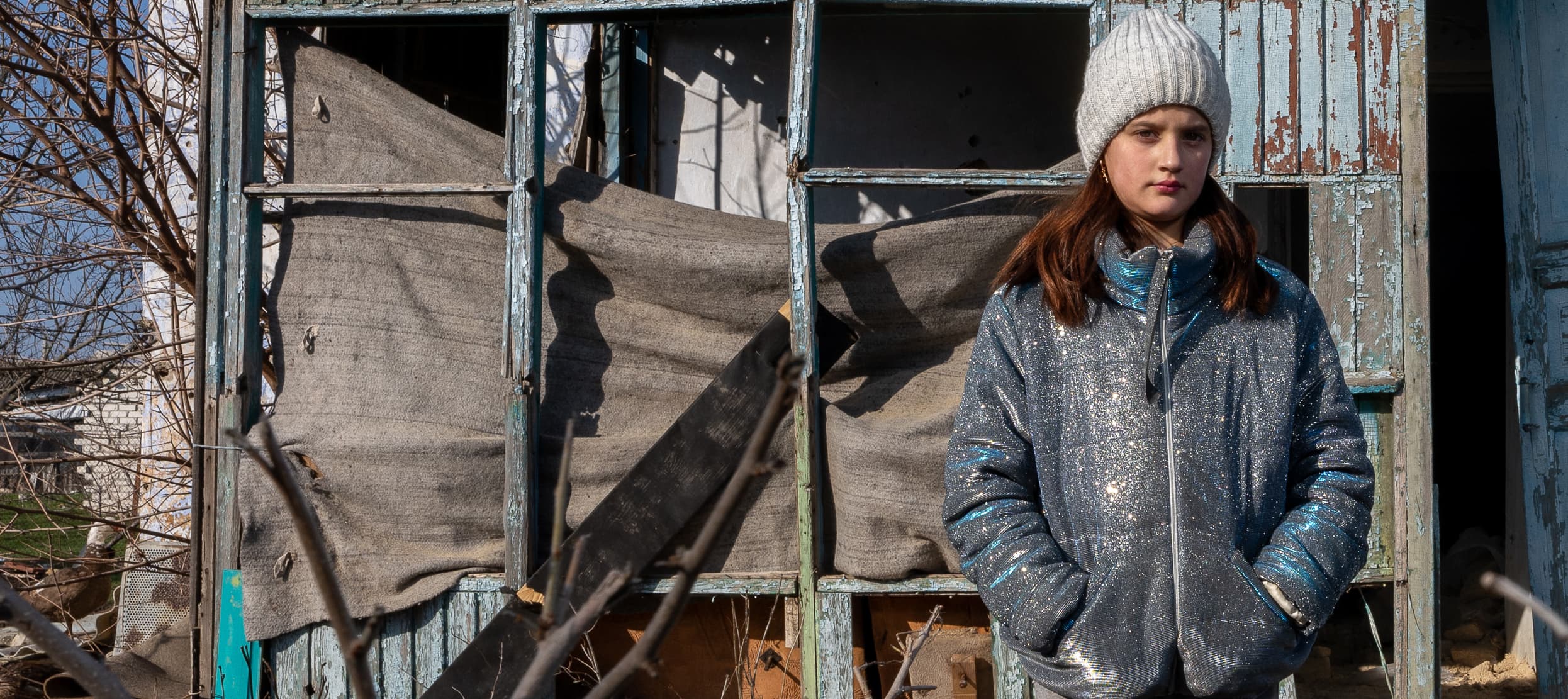 Barn framför förstört hem - Ukraina 2025 - cropped desktop