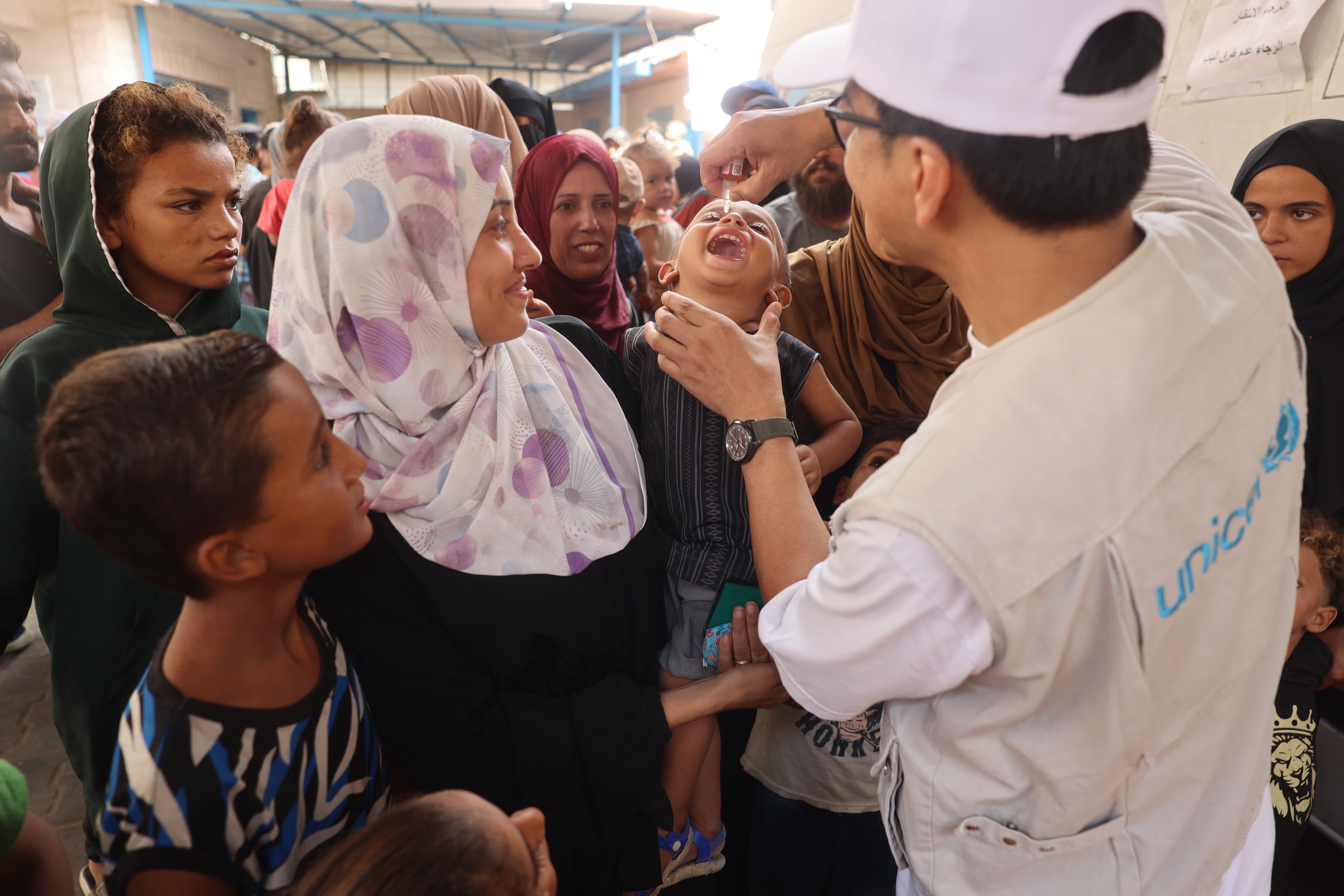 Pojke får poliovaccin - Gaza 2024