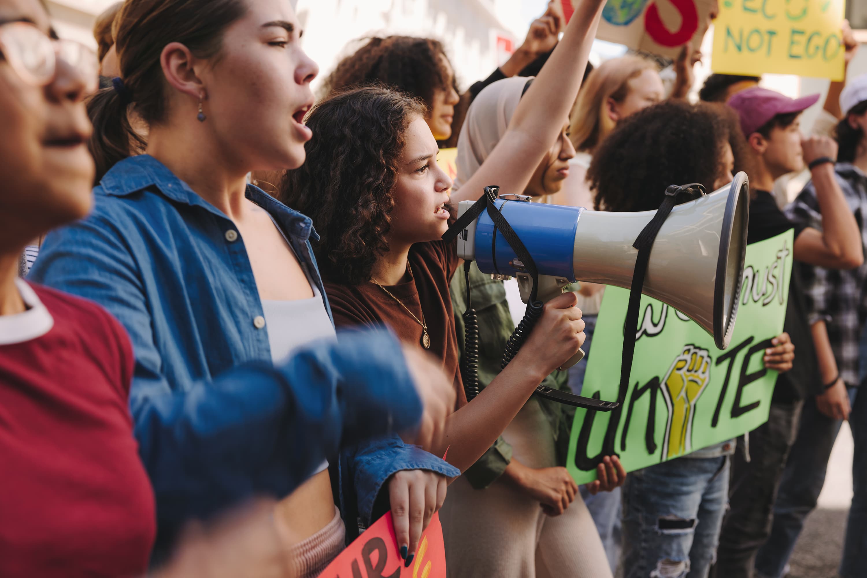 Unga protesterar - iStock