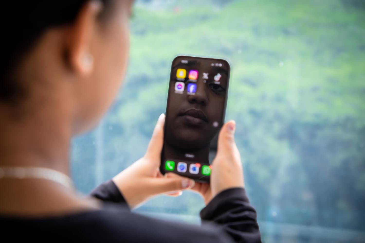 Barn med telefon - skärmreflektion - Etiopien 2024