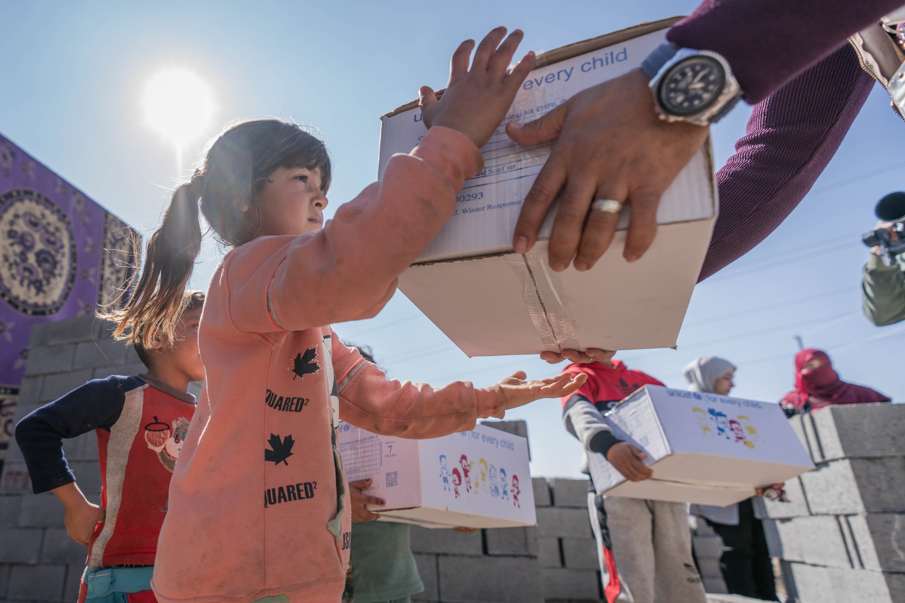 Barn tar emot UNICEF-paket - Irak 2024