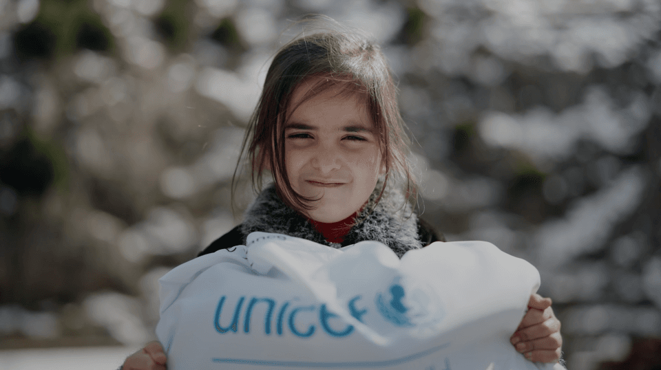 Barn med UNICEF-leverans – Libanon 2024