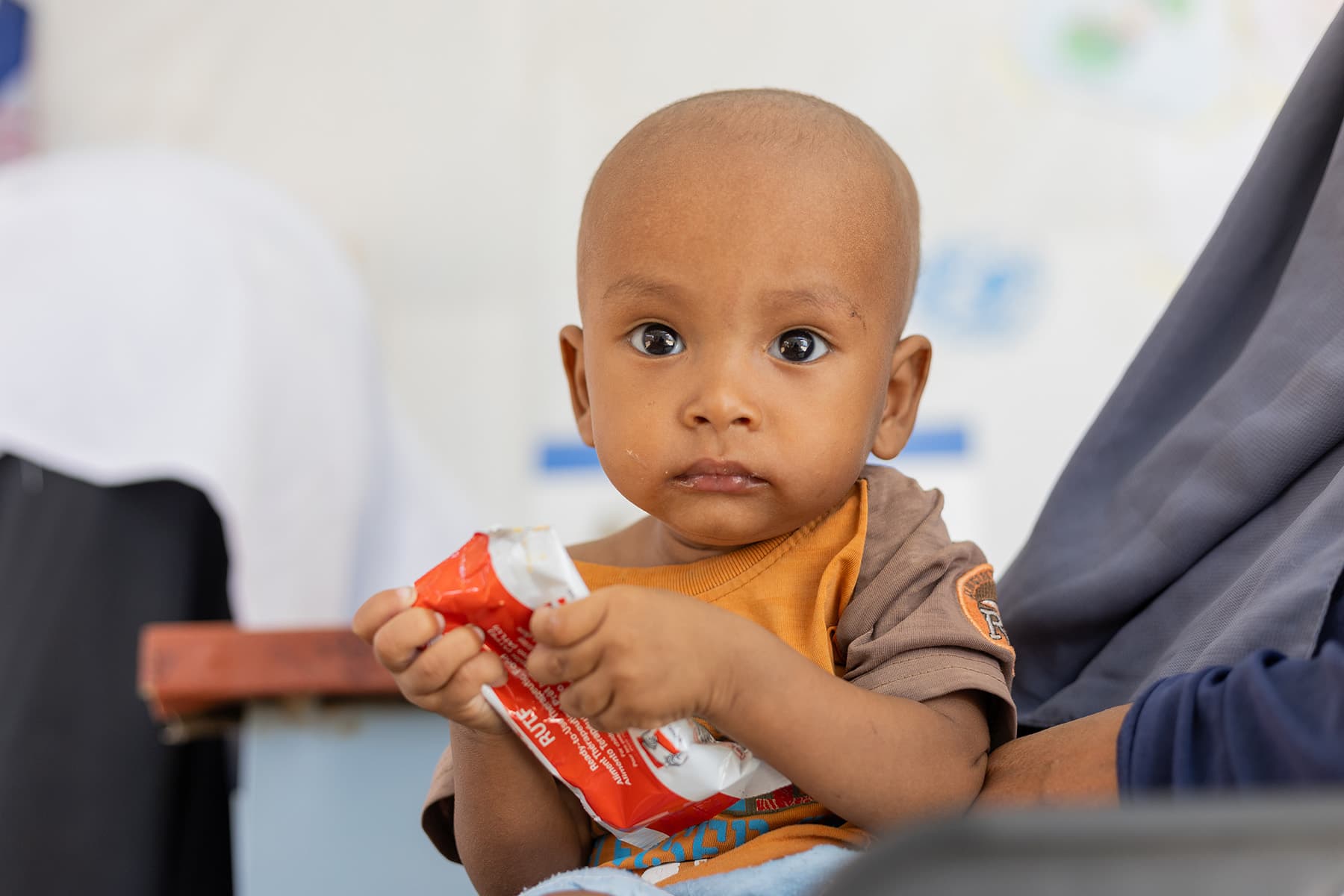 Barn håller RUTF - Sudan 2024