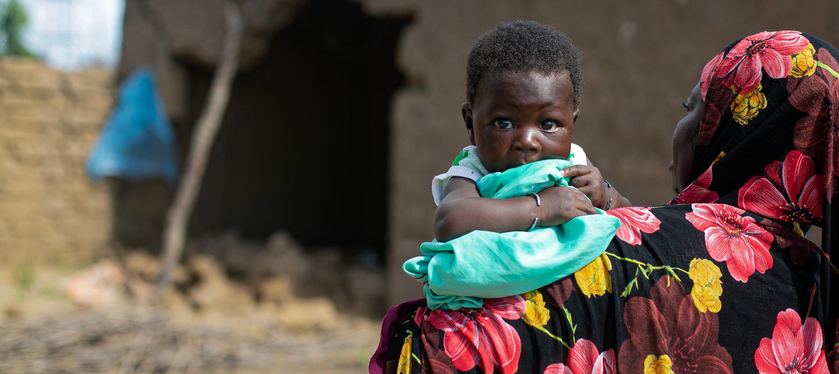 Barn i mammas famn - Mali 2024 - cropped desktop