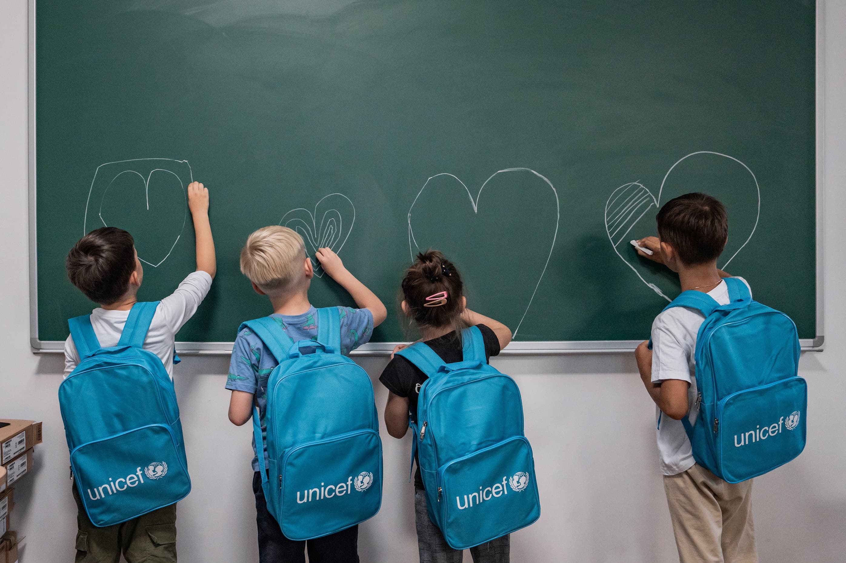 Barn ritar på tavla - UNICEF-ryggsäck - Rumänien 2023