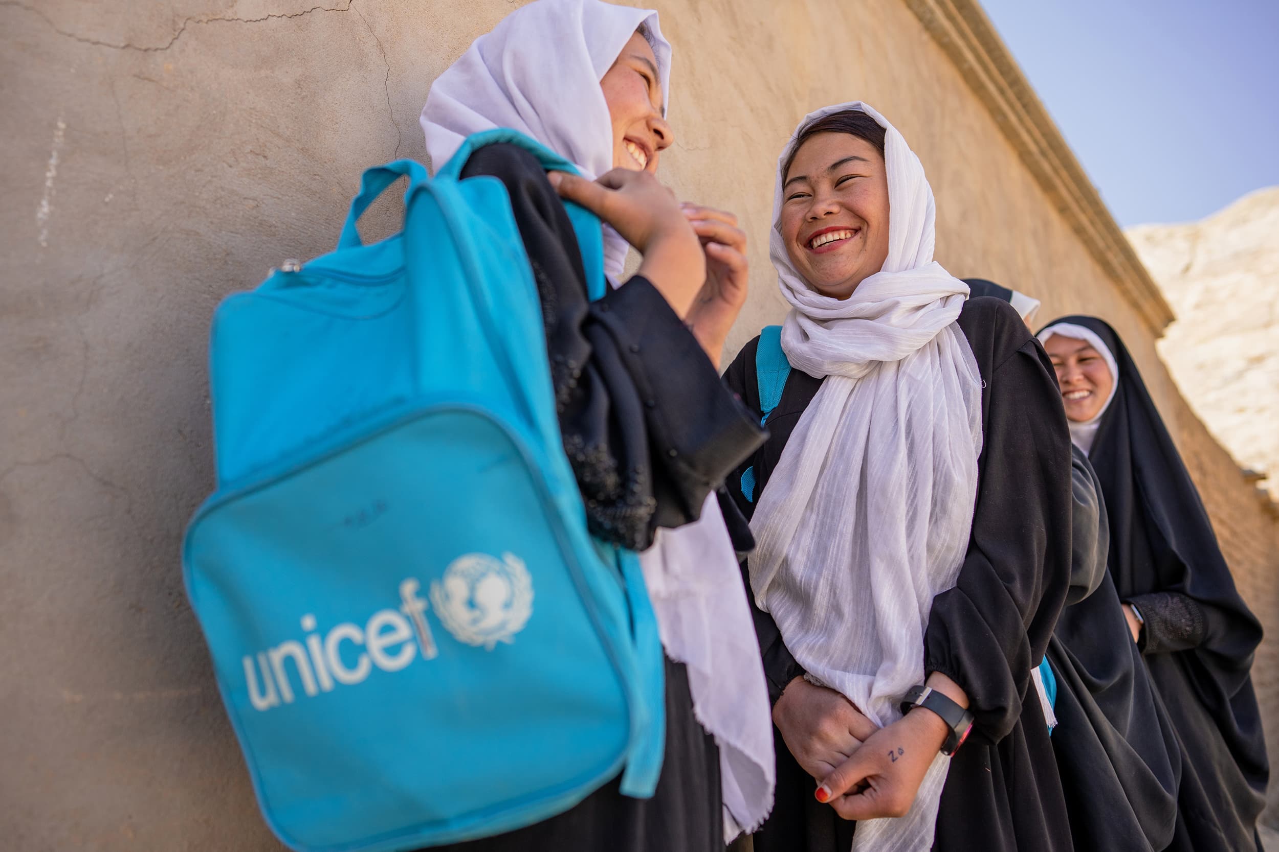 Skolflickor som skrattar - UNICEF ryggsäck - Afghanistan 2024