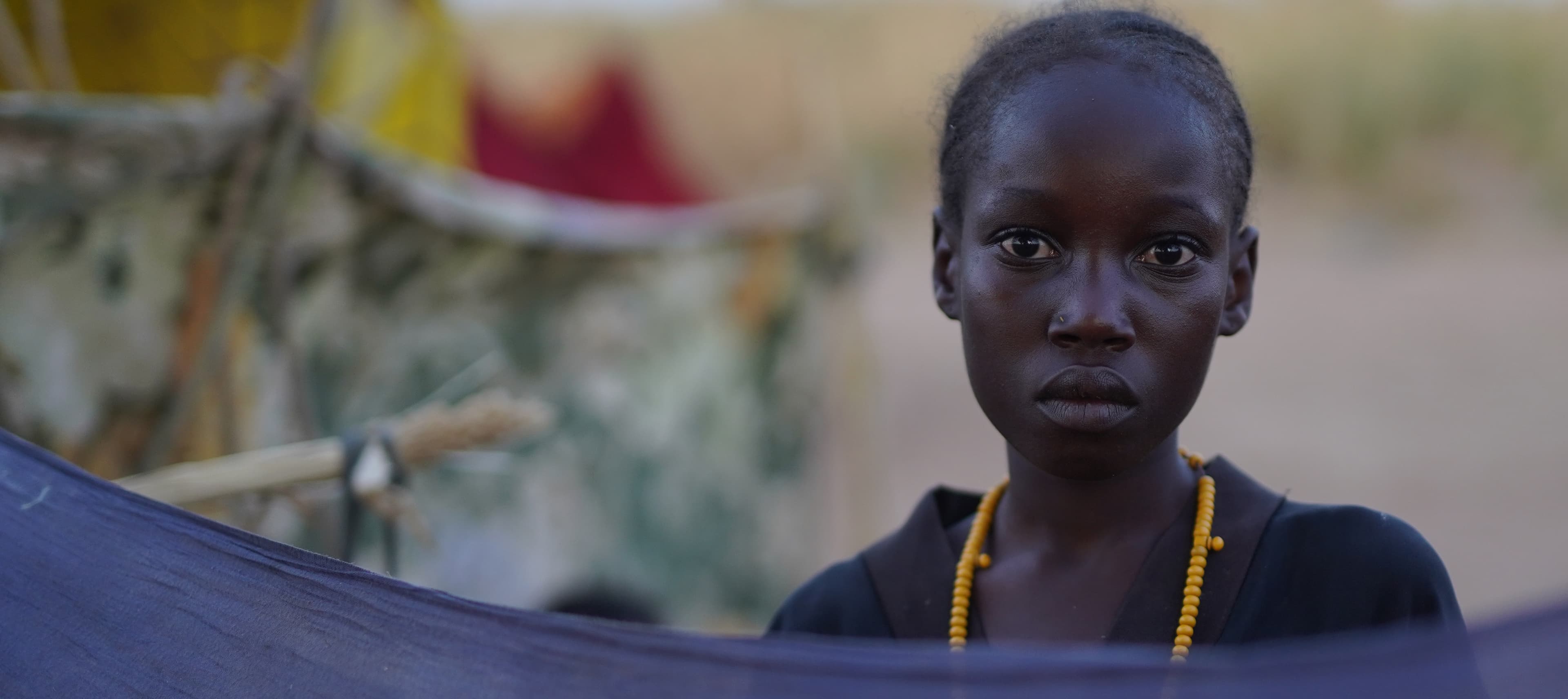 Porträtt på flicka på flykt - Sudan 2025 – desktop widget