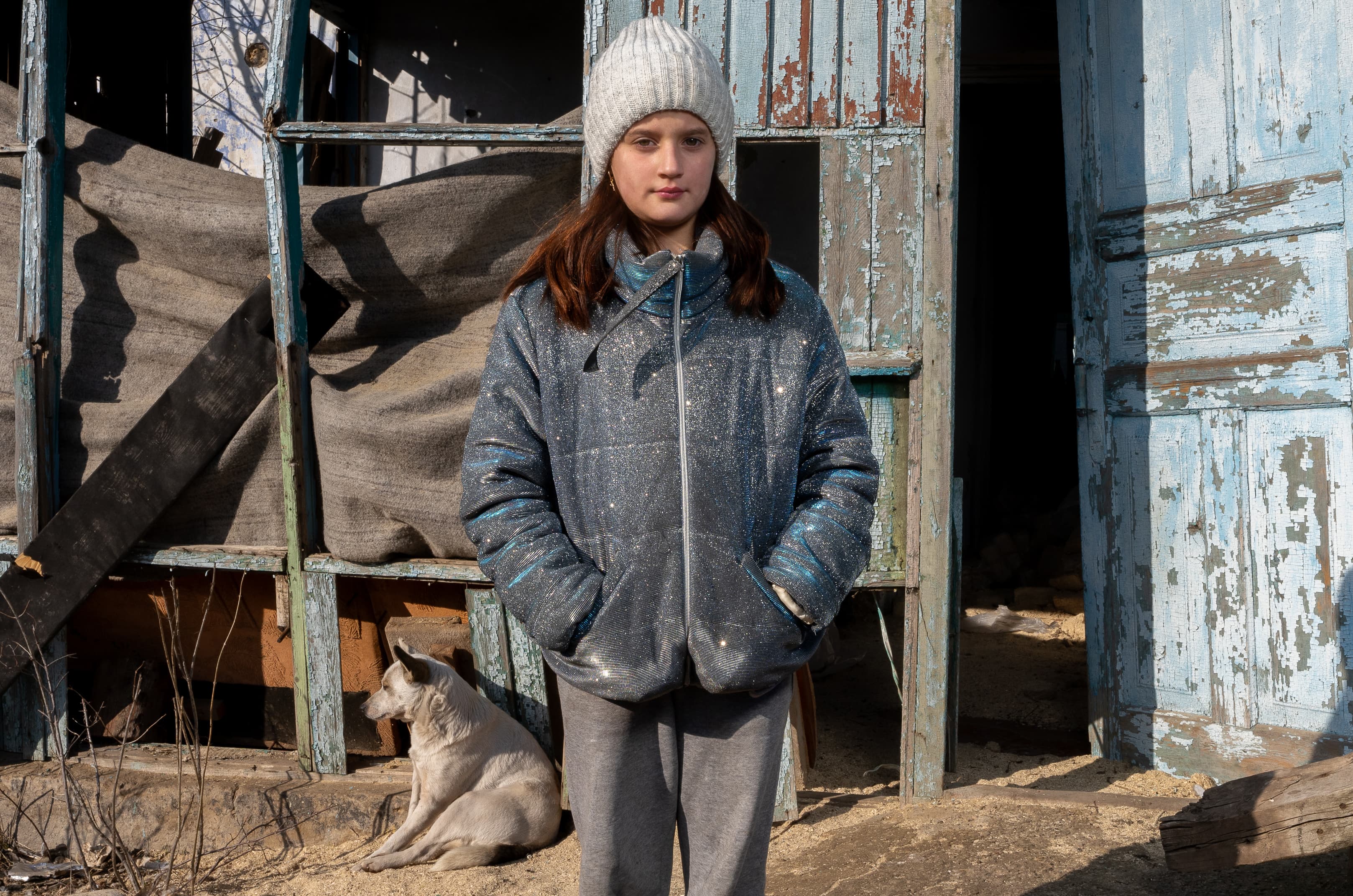 Barn framför förstört hem - Ukraina 2025 - cropped mobile