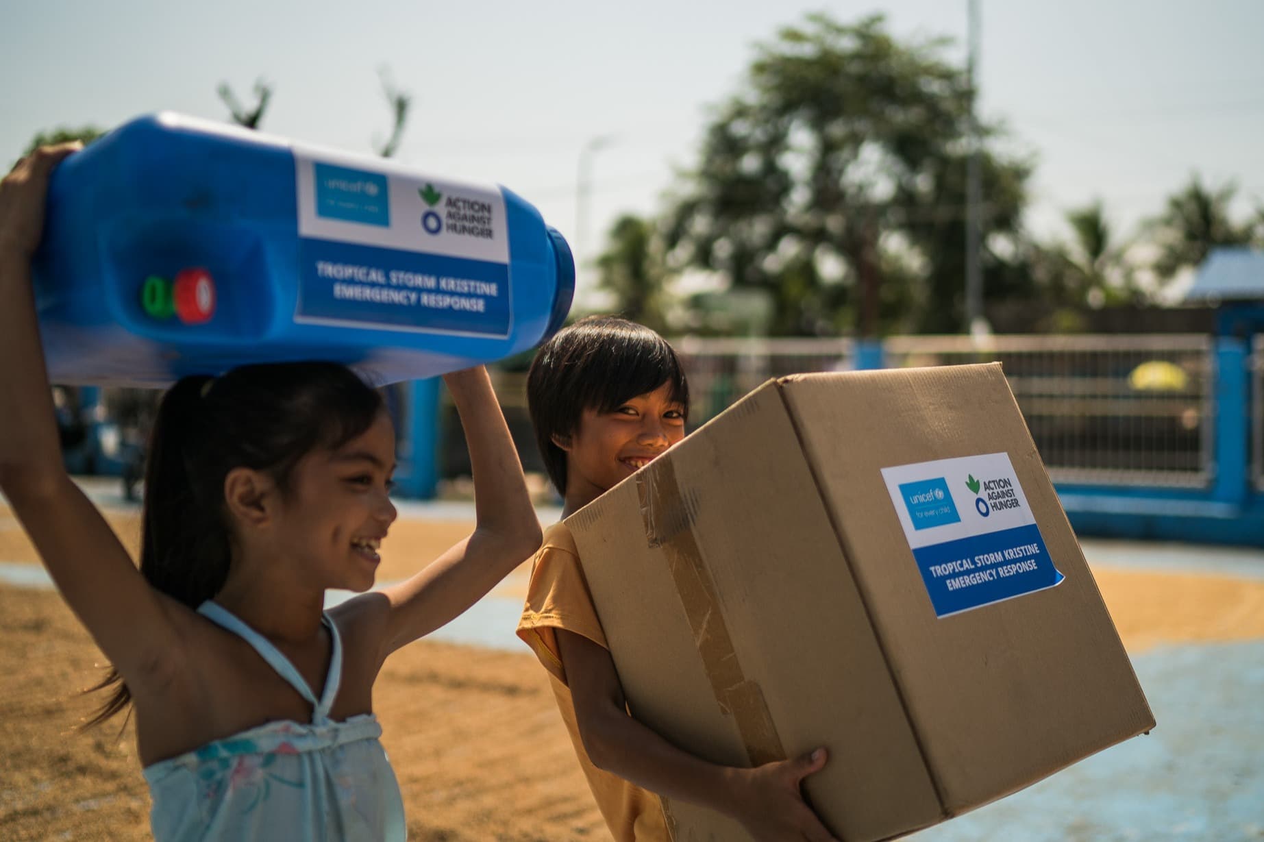 Barn med UNICEF-leverans - cropped - Filippinerna 2024