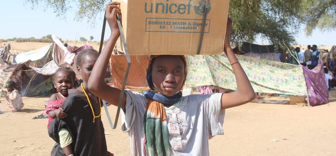 Barn med UNICEF-paket - Sudan 2025 - cropped desktop