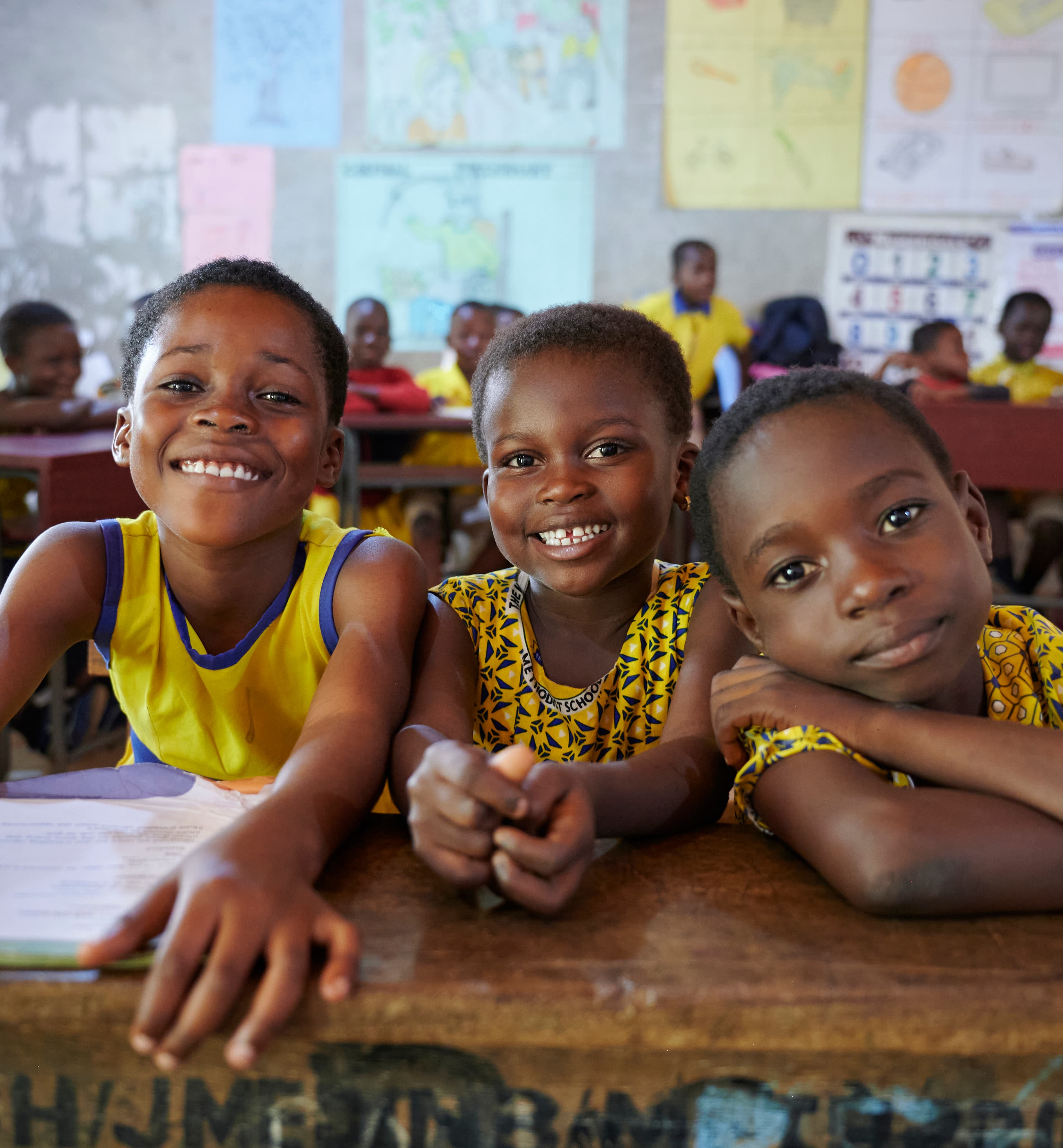 Glada barn i klassrum - Ghana 2024 - cropped mobile