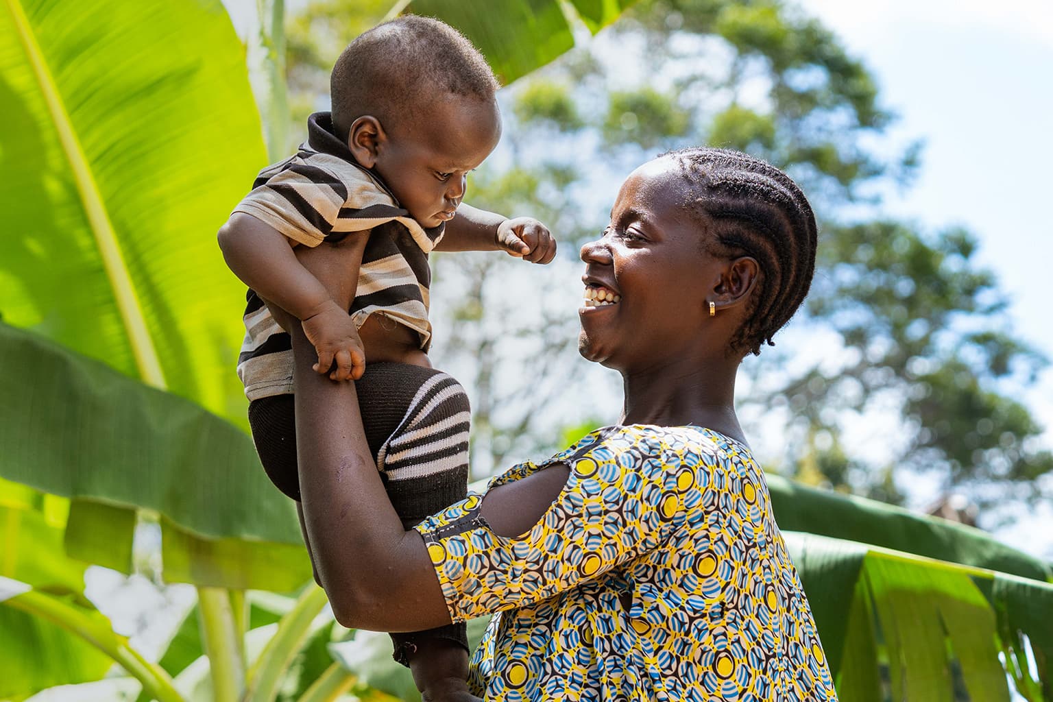 Pojke i mammas famn – Tanzania 2025